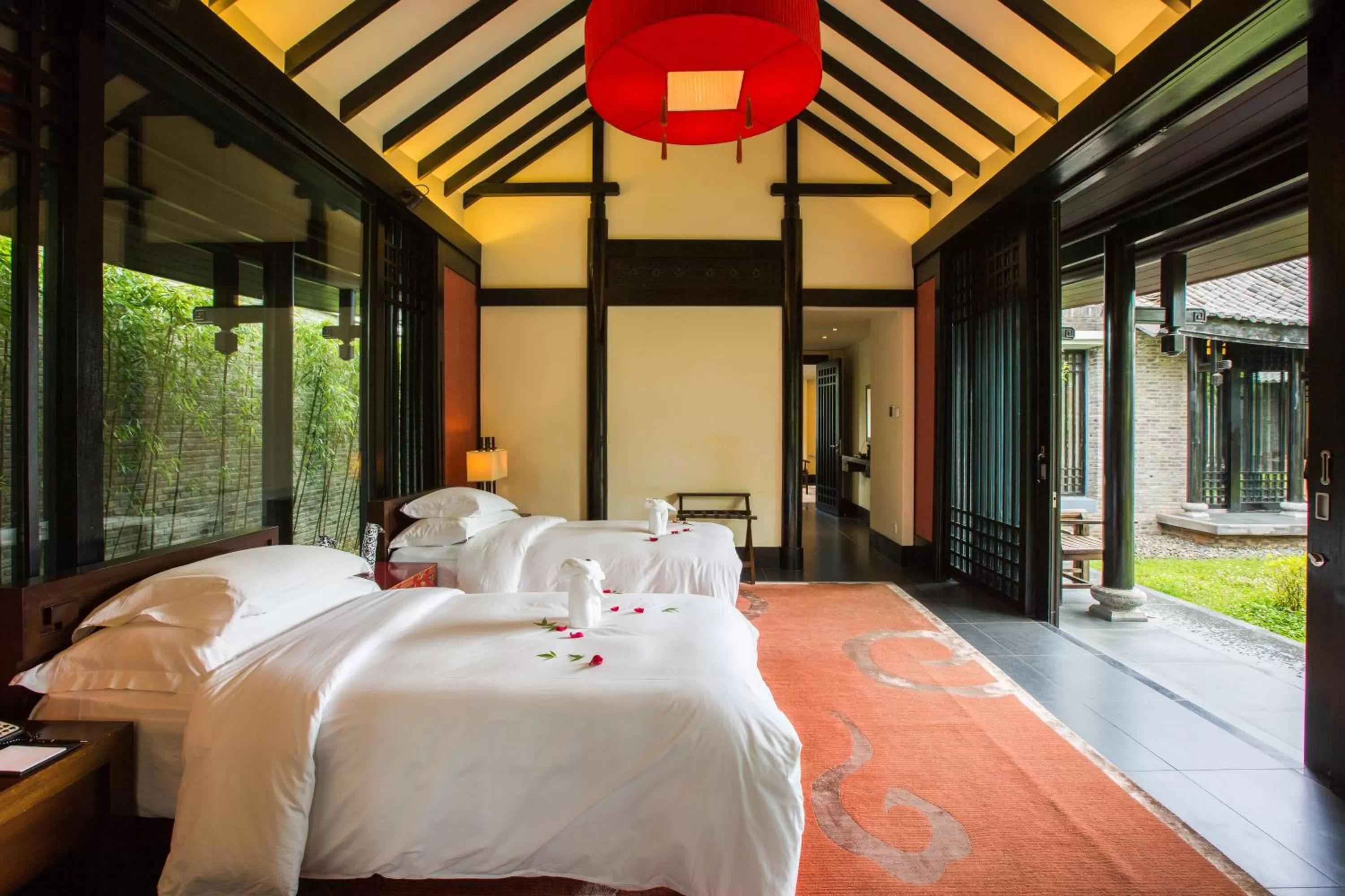 Photo of the whole room, Bed in Banyan Tree Lijiang
