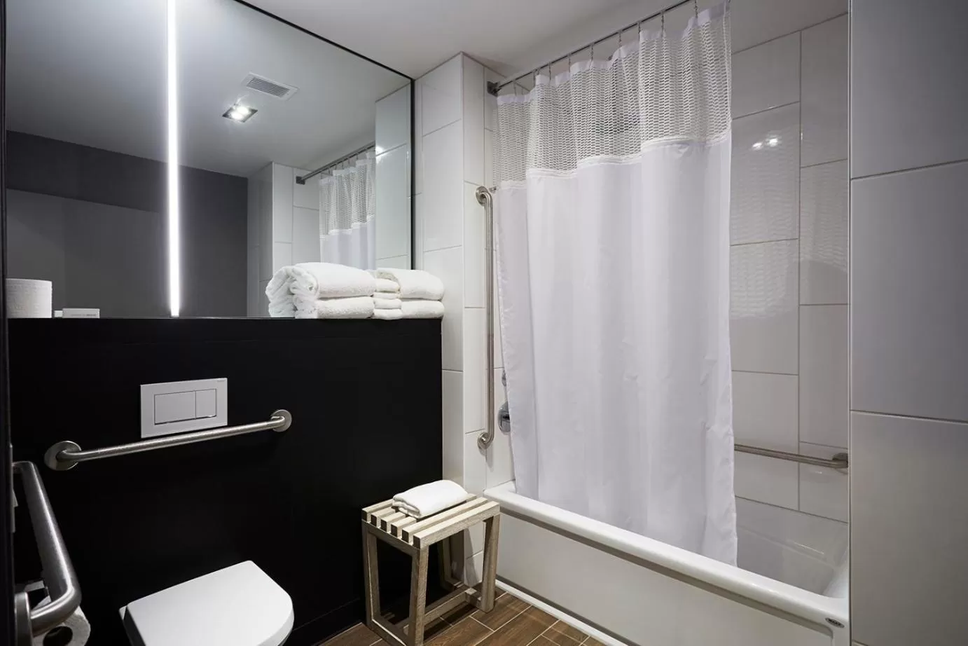 Shower in Hôtel Escad Quartier DIX30