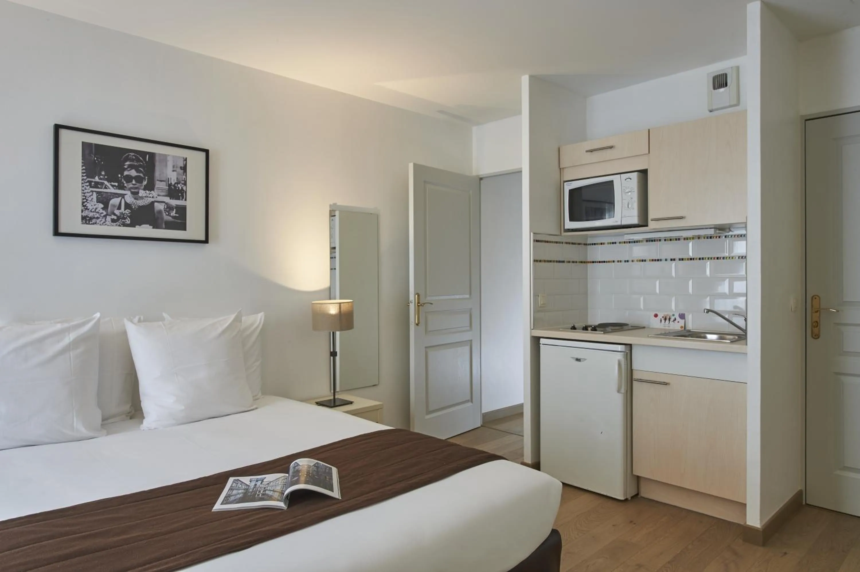 Kitchen or kitchenette, Bed in Hotel Cerise Chatou