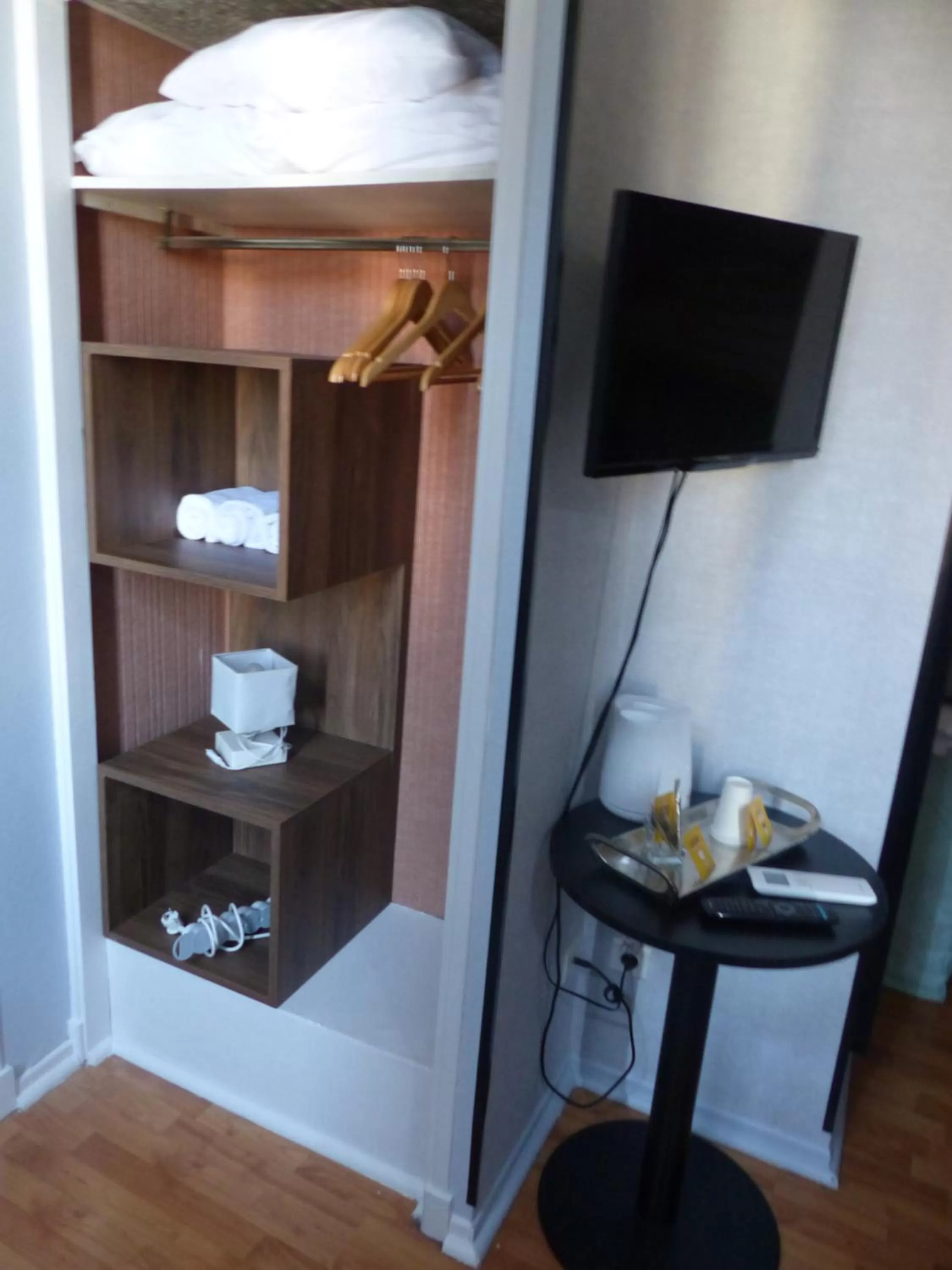 TV and multimedia in Hotel Le Rochegude