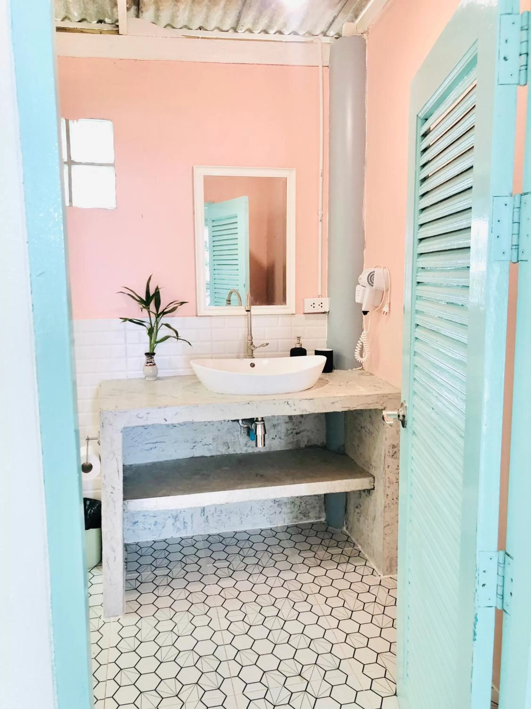 Shower in Indie Beach Bungalows