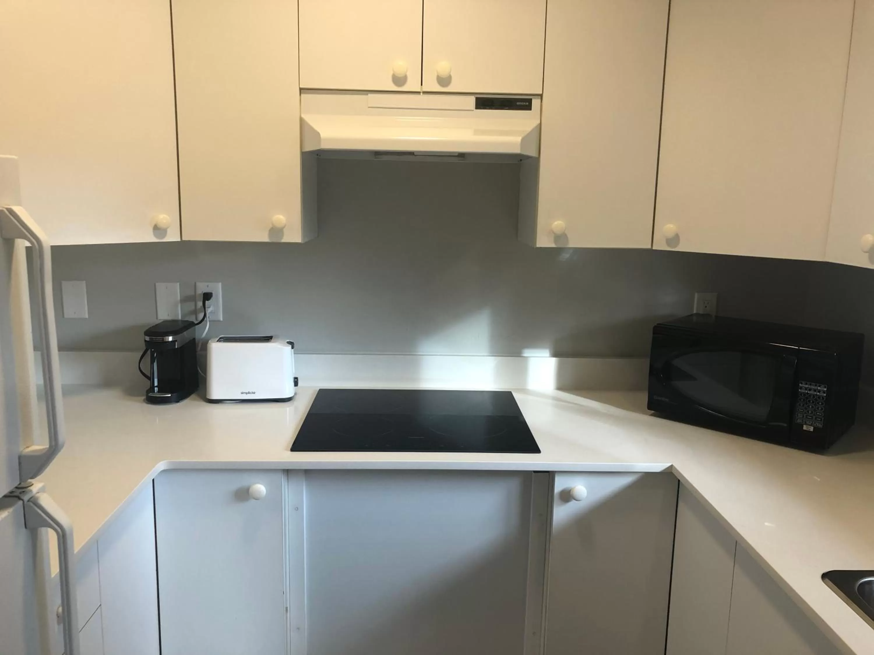 Kitchen or kitchenette in Motel 6-Saanichton, BC - Victoria Airport