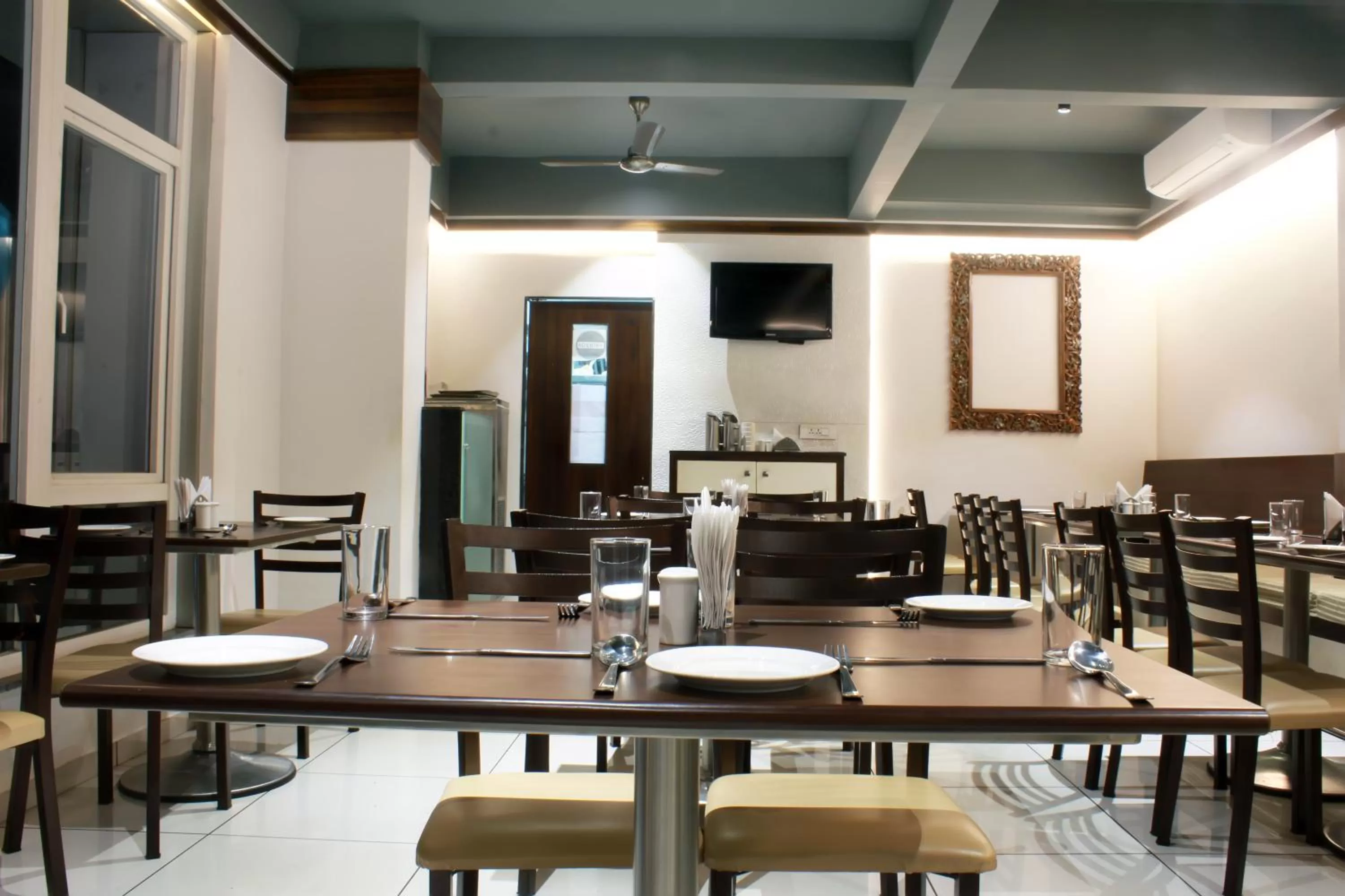 Restaurant/places to eat in Hotel SRI SRI EXECUTIVE KOLHAPUR NEAR MAHALAXMI TEMPLE