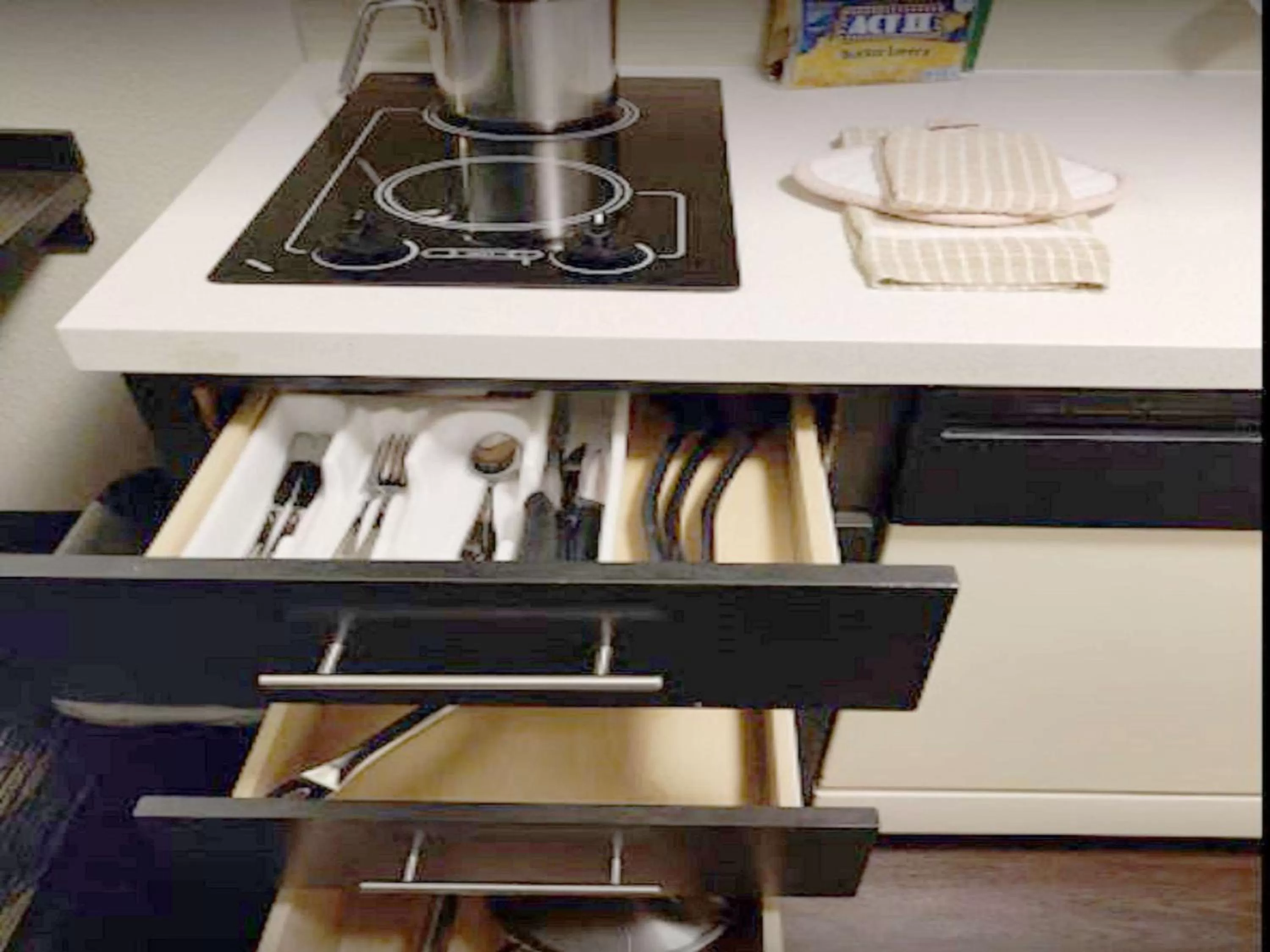 One-Bedroom Queen Suite with Bathtub - Mobility Accessible in Sonesta Simply Suites Somerset