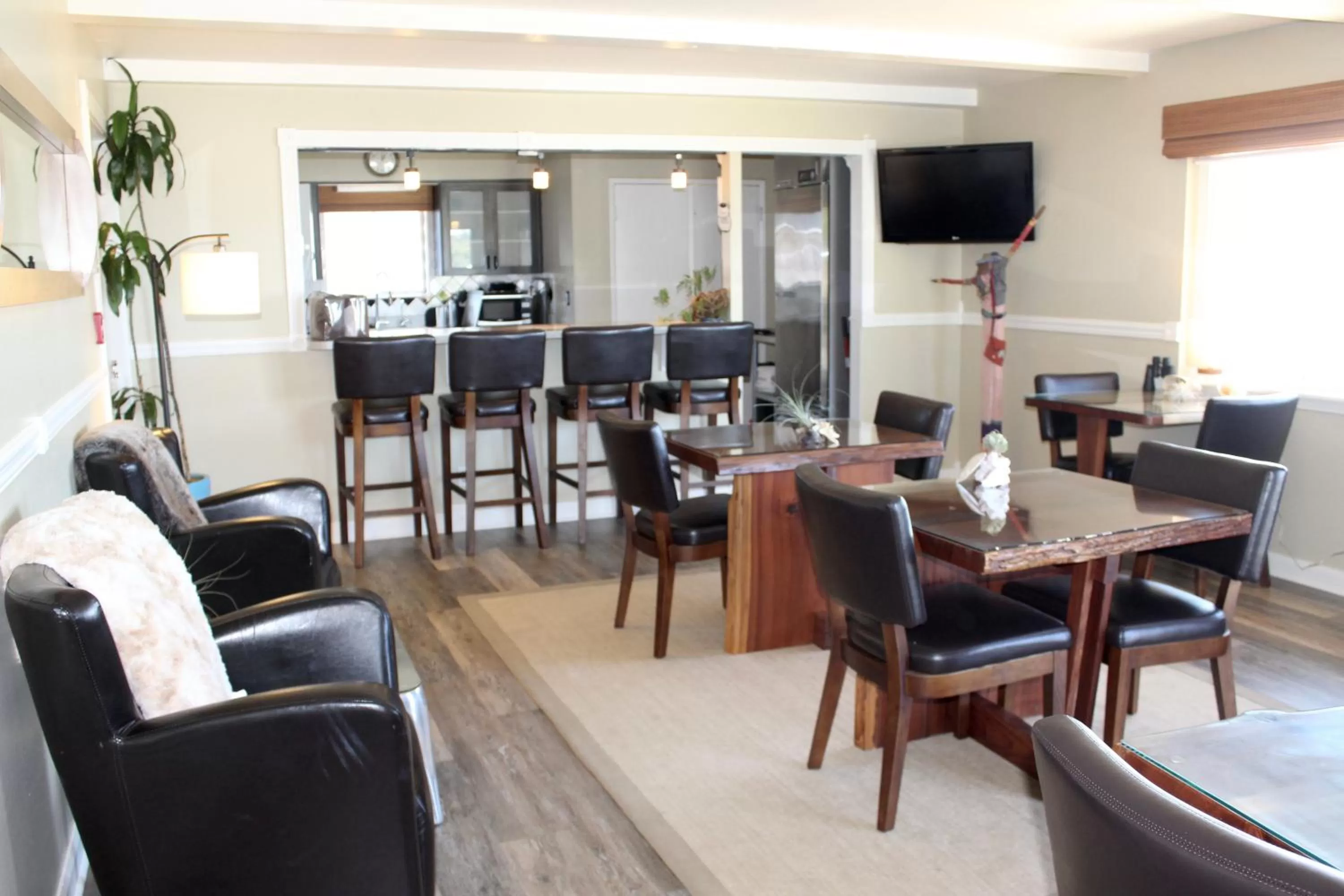 Communal lounge/ TV room in Cambria Shores Inn