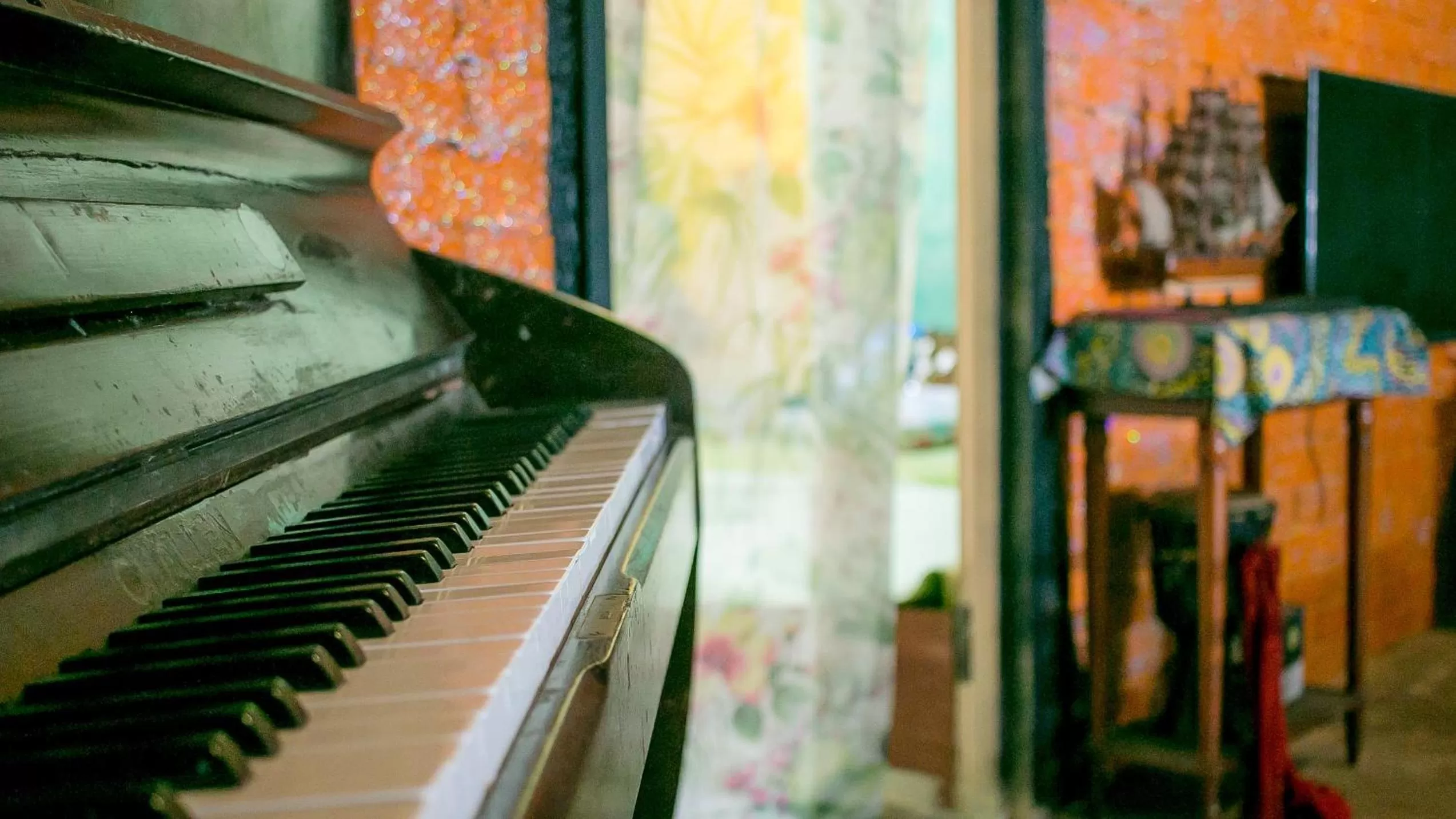 Communal lounge/ TV room in Voyage Guesthouse