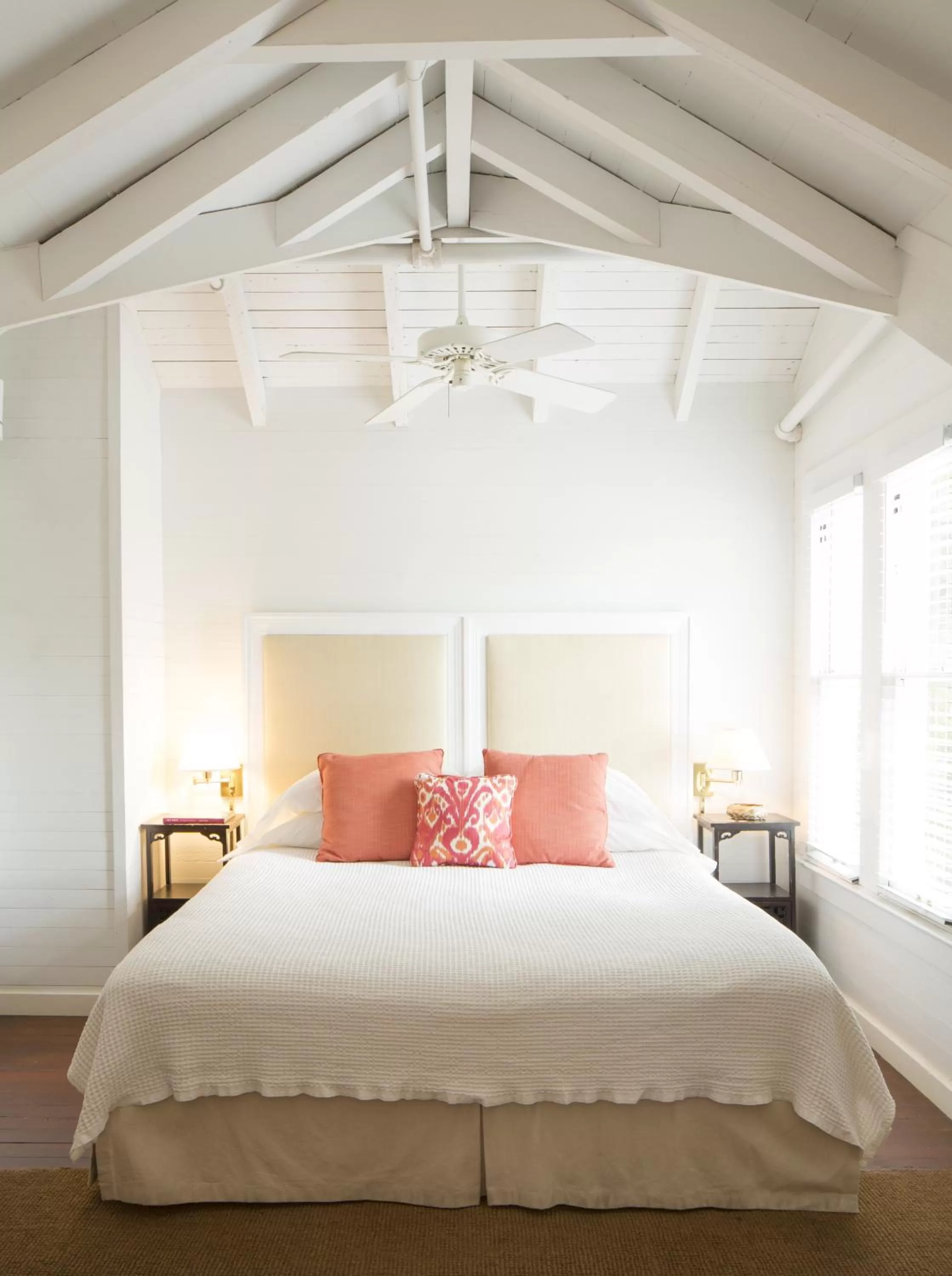 Bed in Simonton Court Historic Inn & Cottages