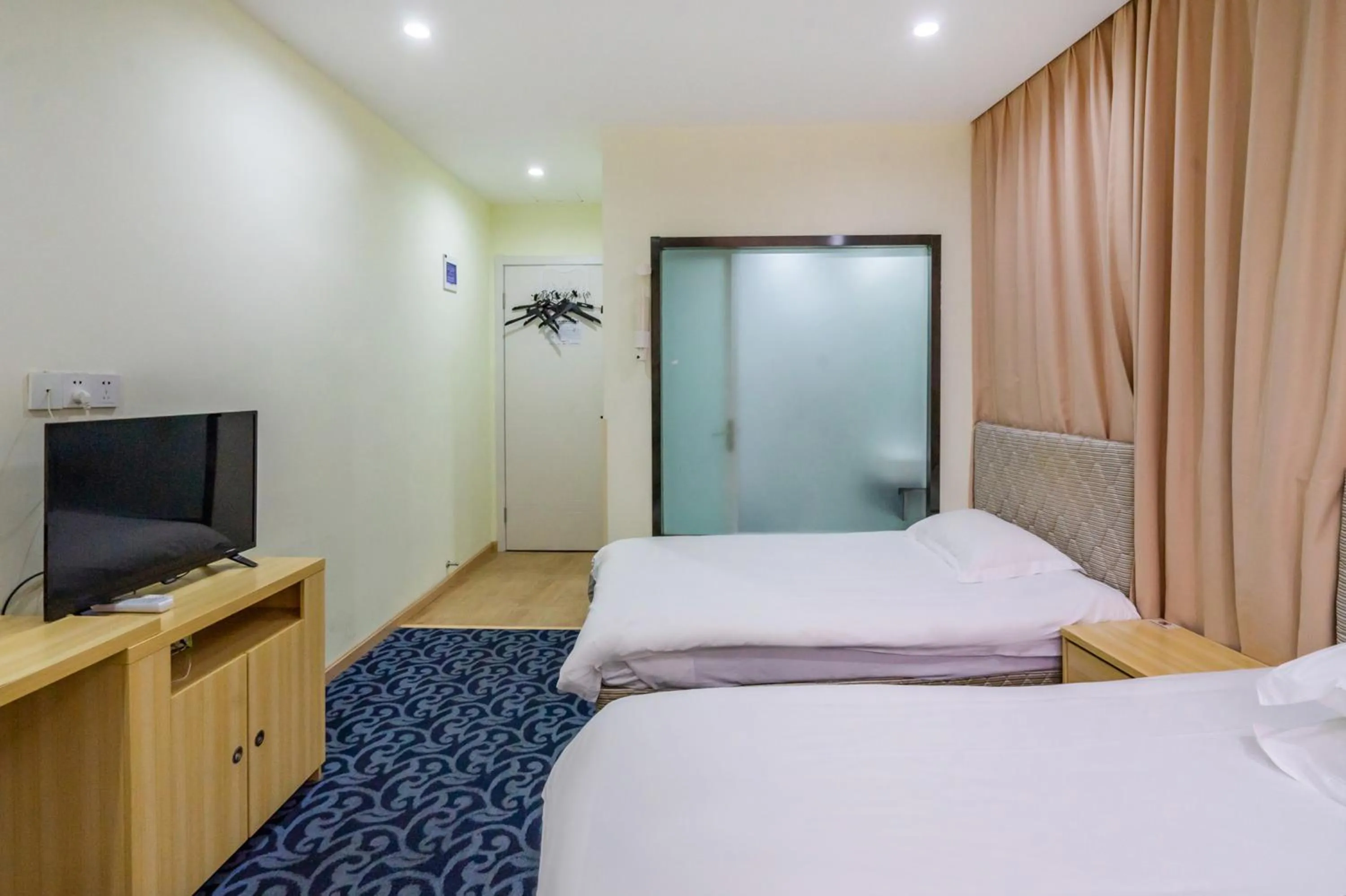 Communal lounge/ TV room, Bed in Hangzhou Memory Travel International Hotel-Edge Westlake