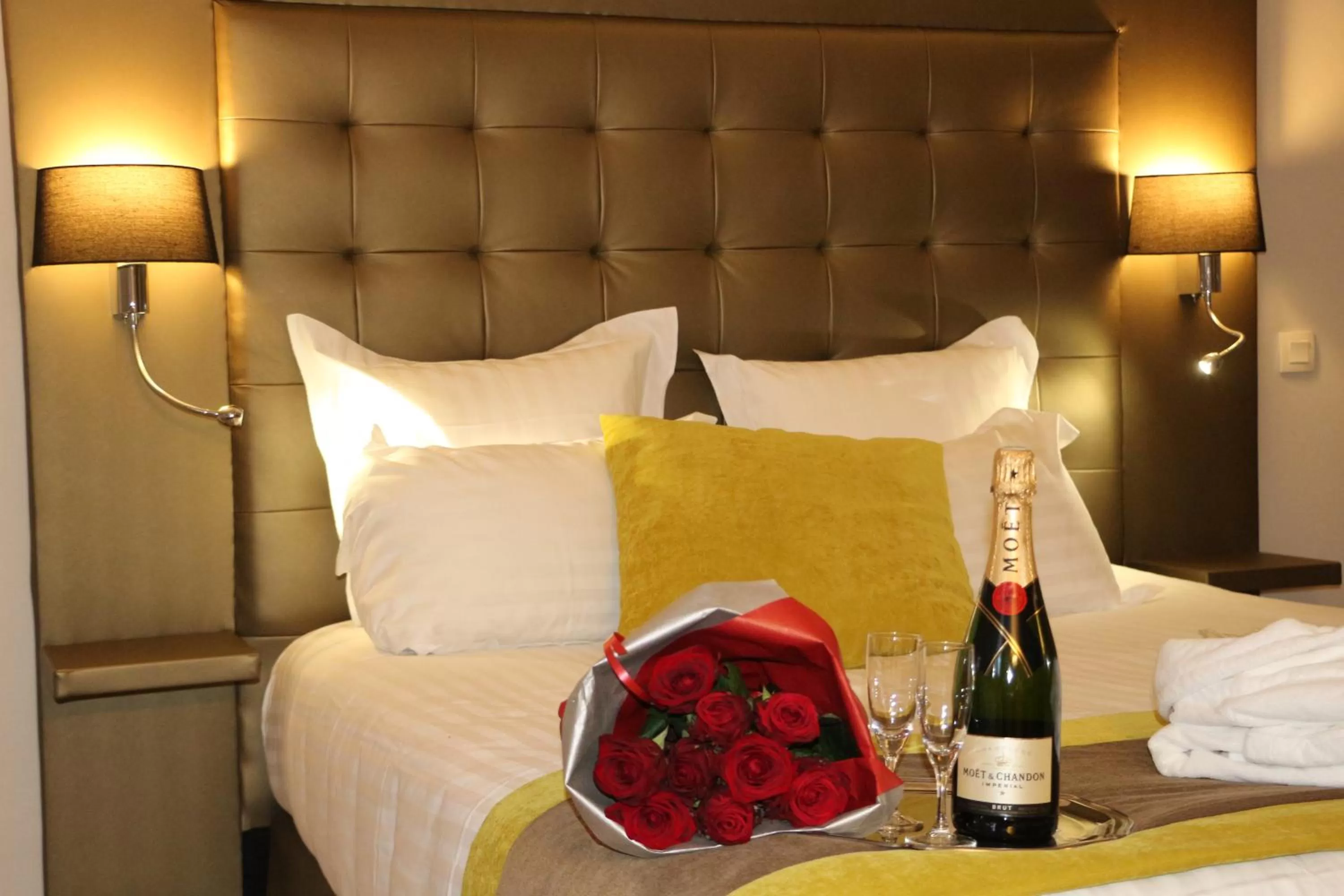 Bed in Hôtel Quality Suites Maisons-Laffitte Paris Ouest