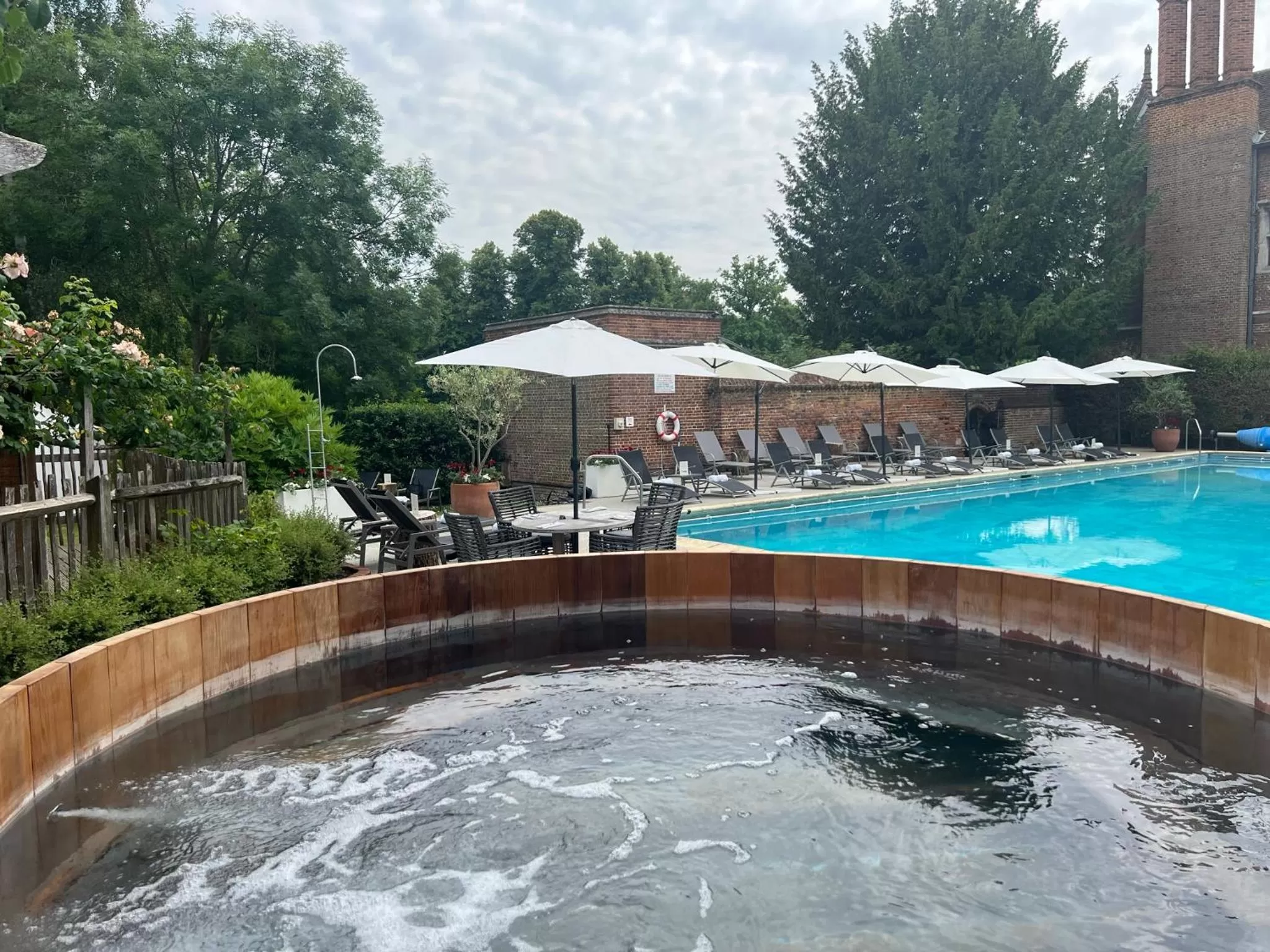 Swimming pool in Great Fosters - Near Windsor