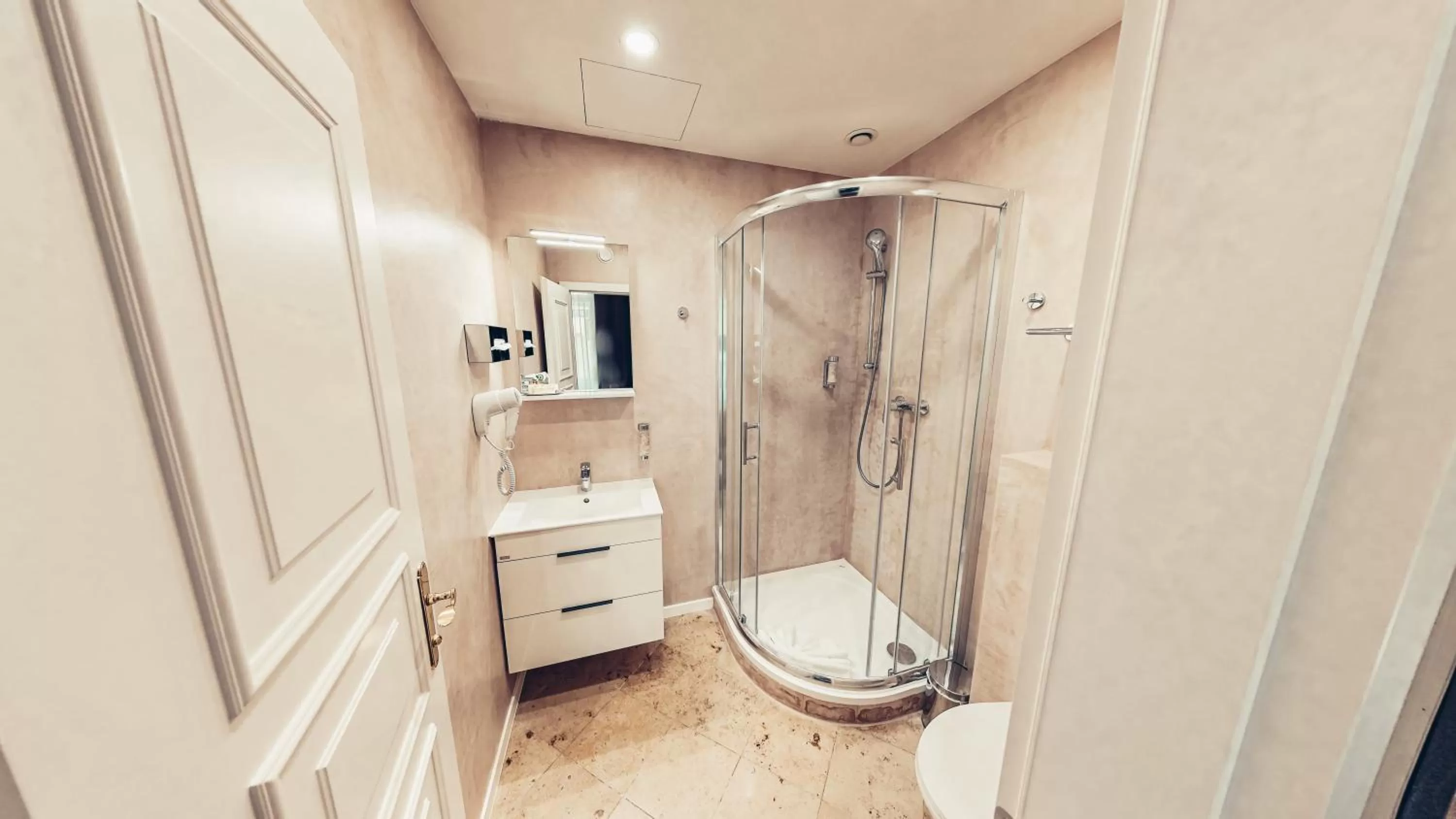 Shower in Alfons Boutique Hotel