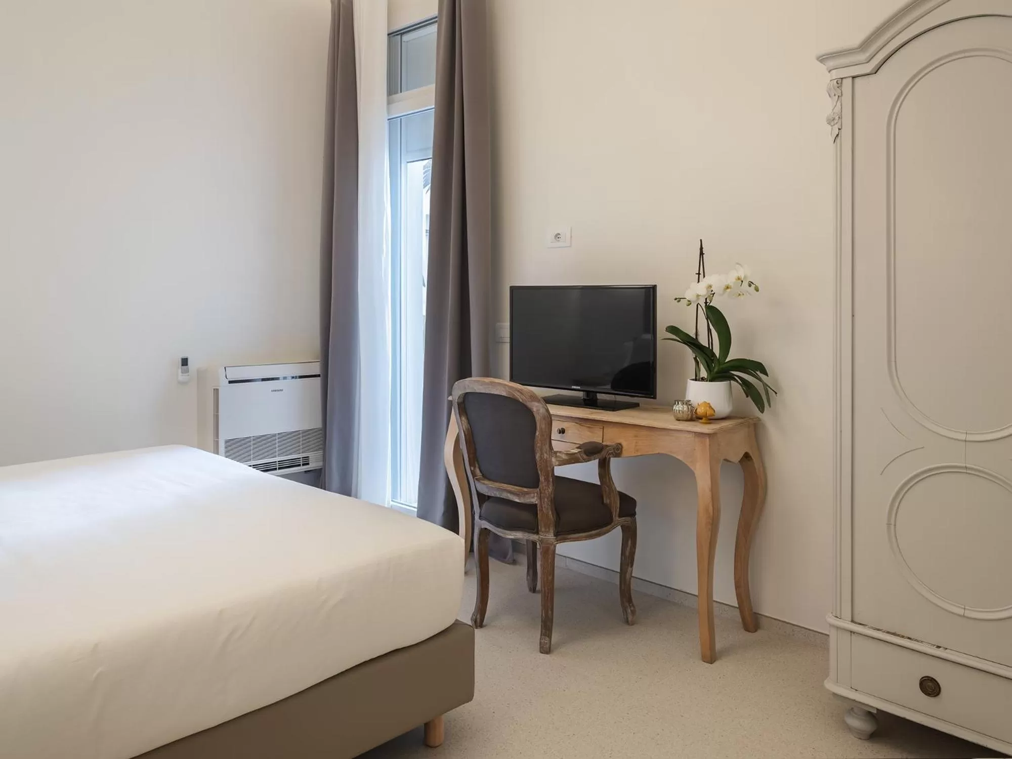 Photo of the whole room, Bed in Living u HomeSuites