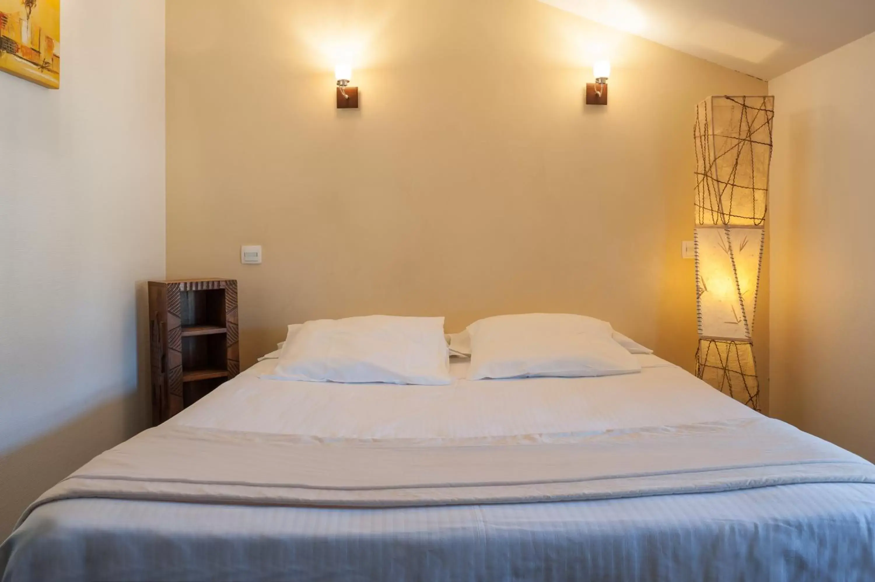 Comfort Double Room in Logis Hôtel Tante Yvonne & son restaurant semi-gastronomique - Lyon Nord Comfort Double Room in Logis Hôtel Tante Yvonne & son restaurant semi-gastronomique - Lyon Nord