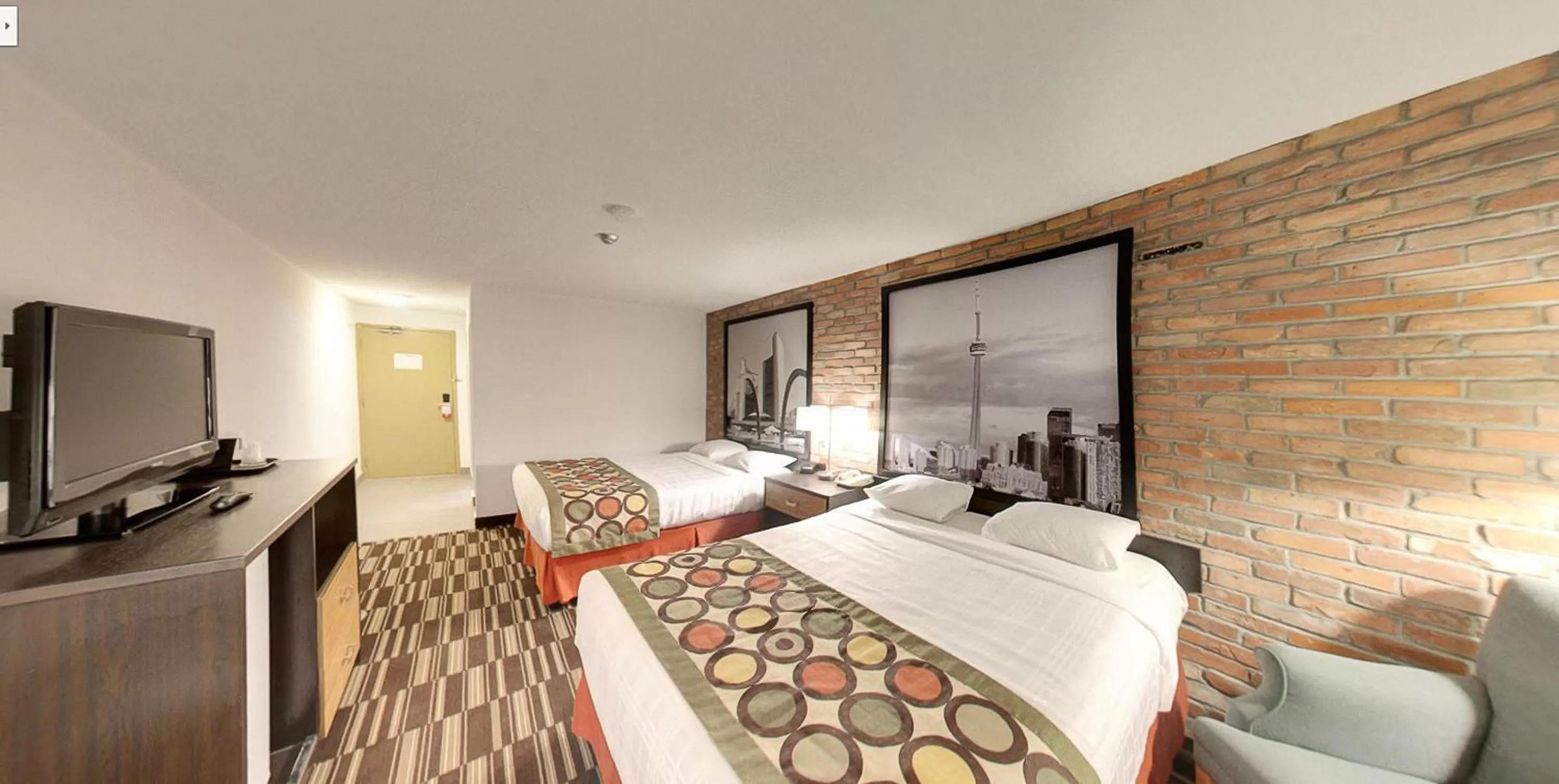 Photo of the whole room, Bed in Super 8 by Wyndham Sudbury ON