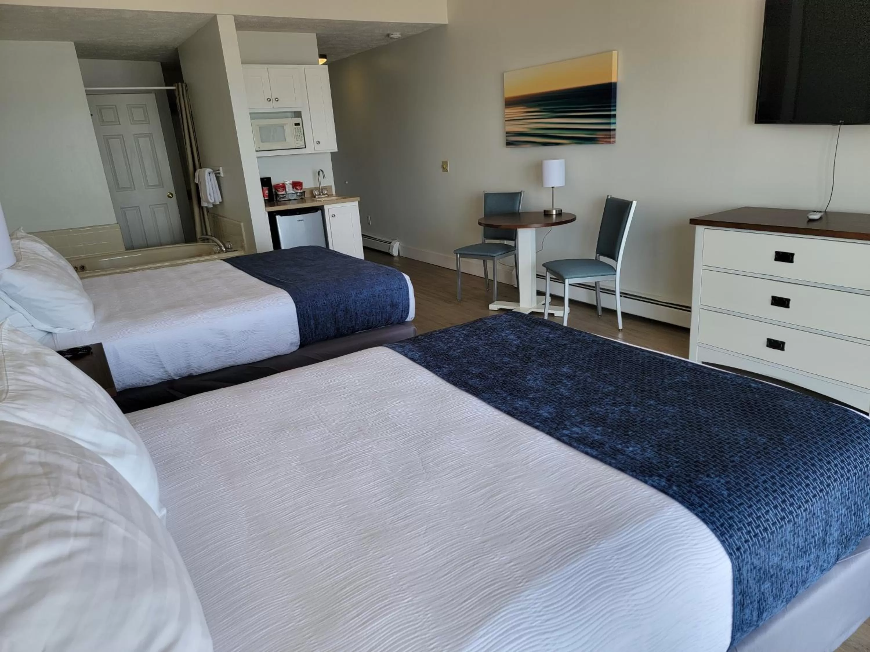 Photo of the whole room, Bed in Pointes North Beachfront Hotel - 2 Person Spa Tub Studios