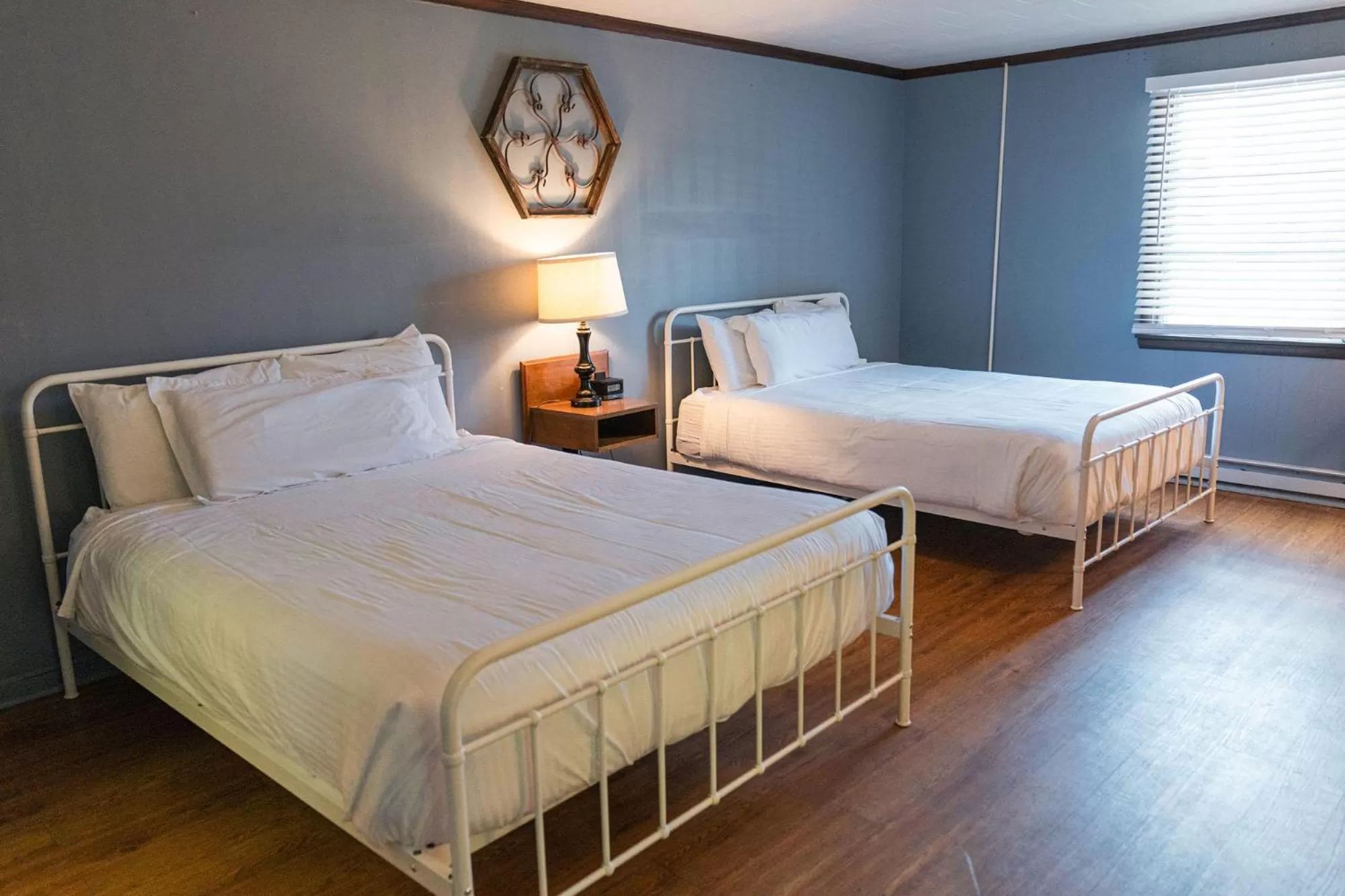 Bed in Whispering Winds Motel