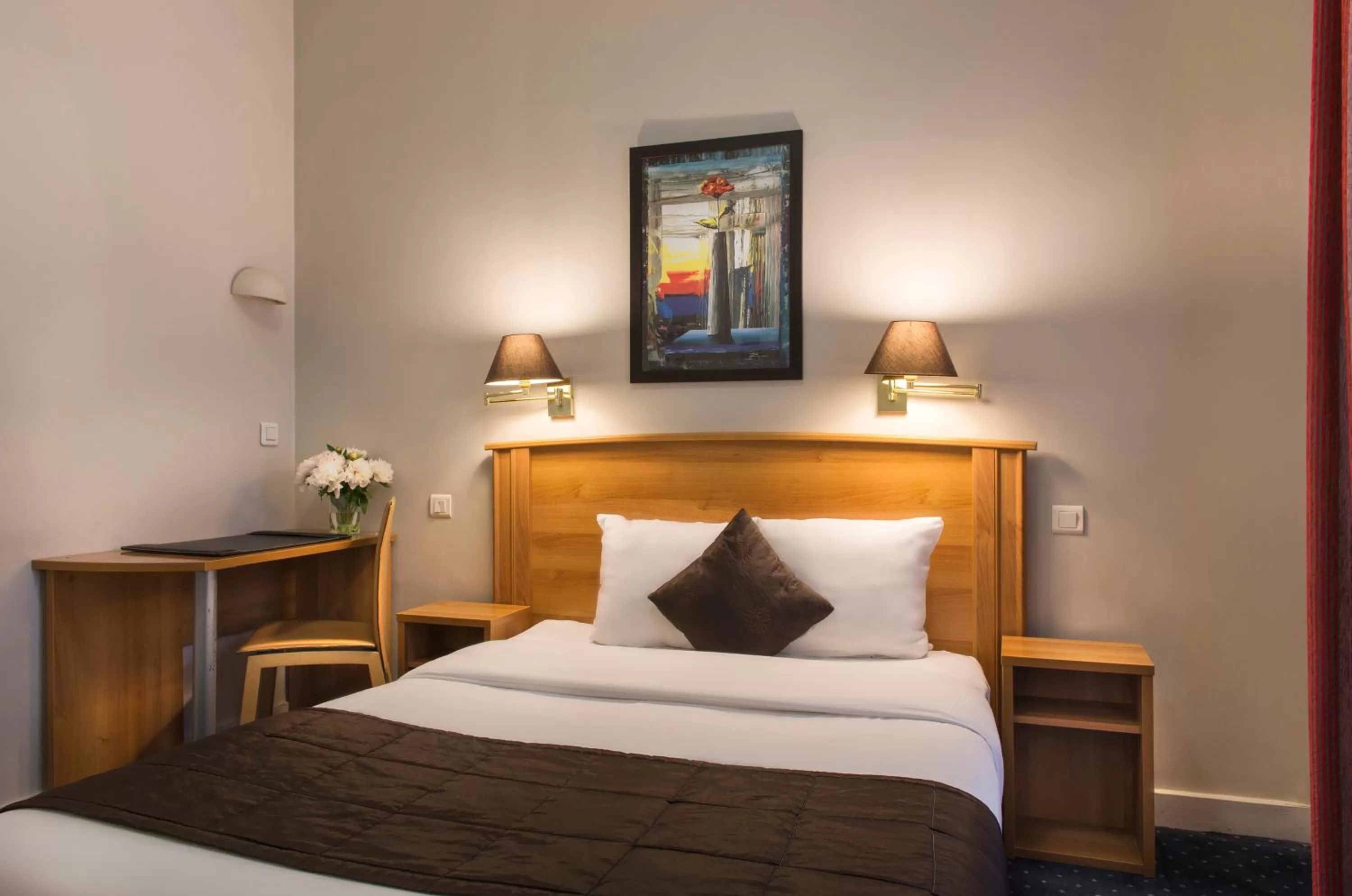 Photo of the whole room, Bed in Hotel Corona -Rodier-