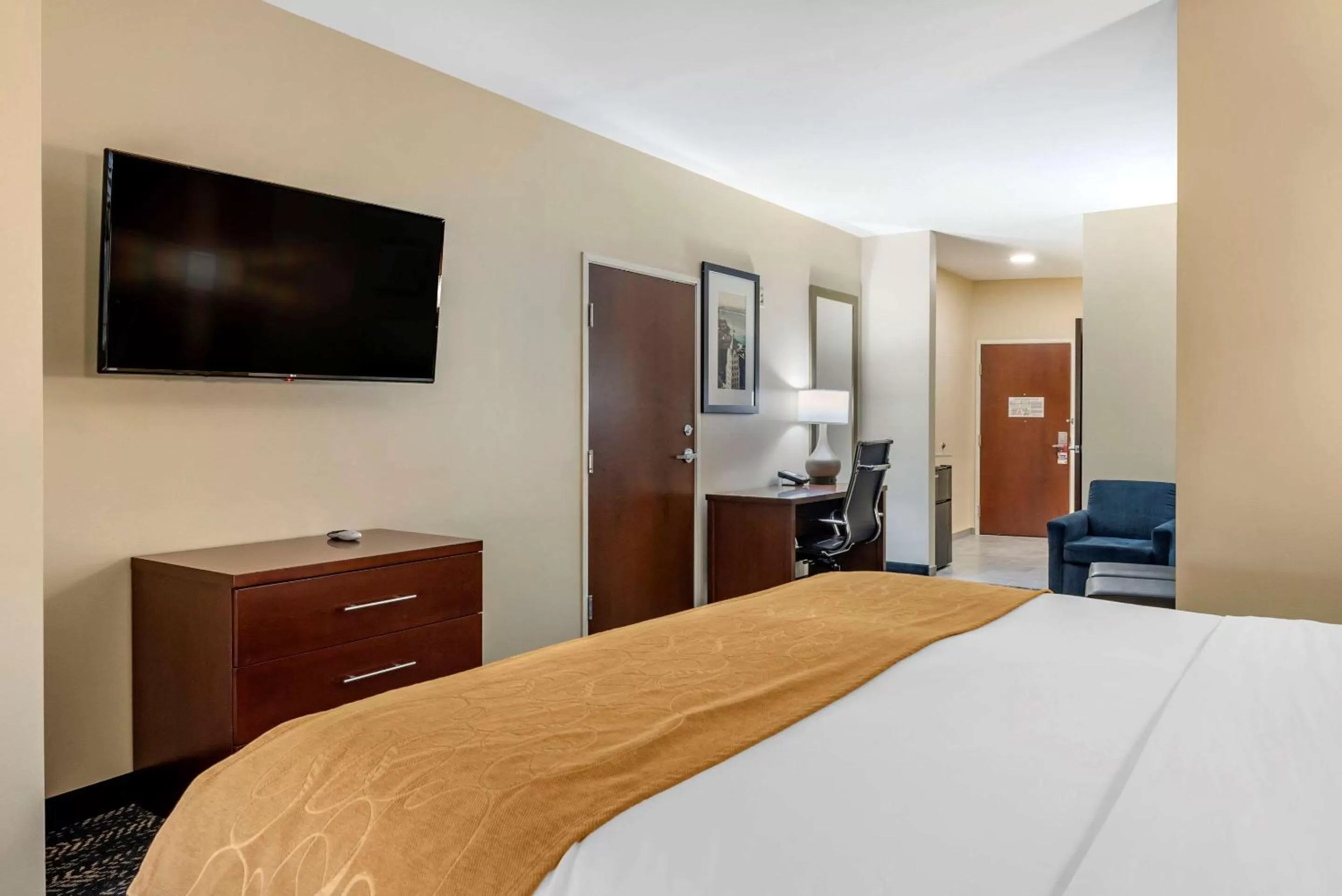 Photo of the whole room, Bed in Comfort Suites West Memphis I-40 I-55