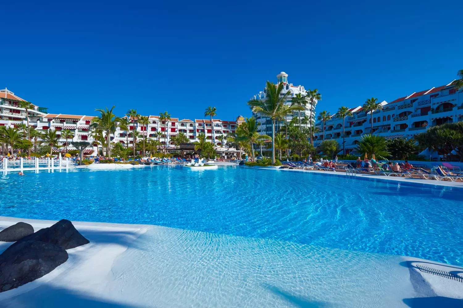 Swimming pool in Parque Santiago IV Official