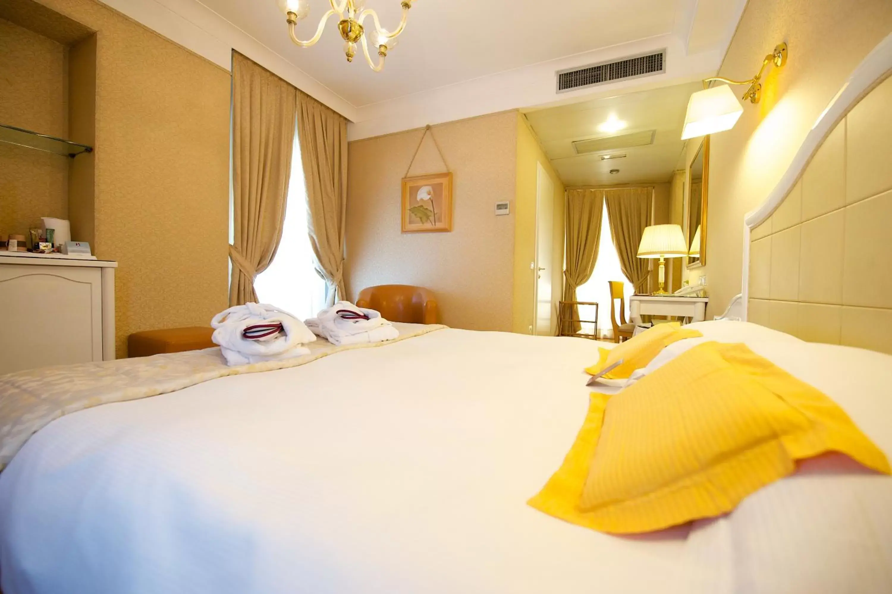 Standard Double Room - Non-Smoking in Hotel Mercure Milano Centro Standard Double Room - Non-Smoking in Hotel Mercure Milano Centro