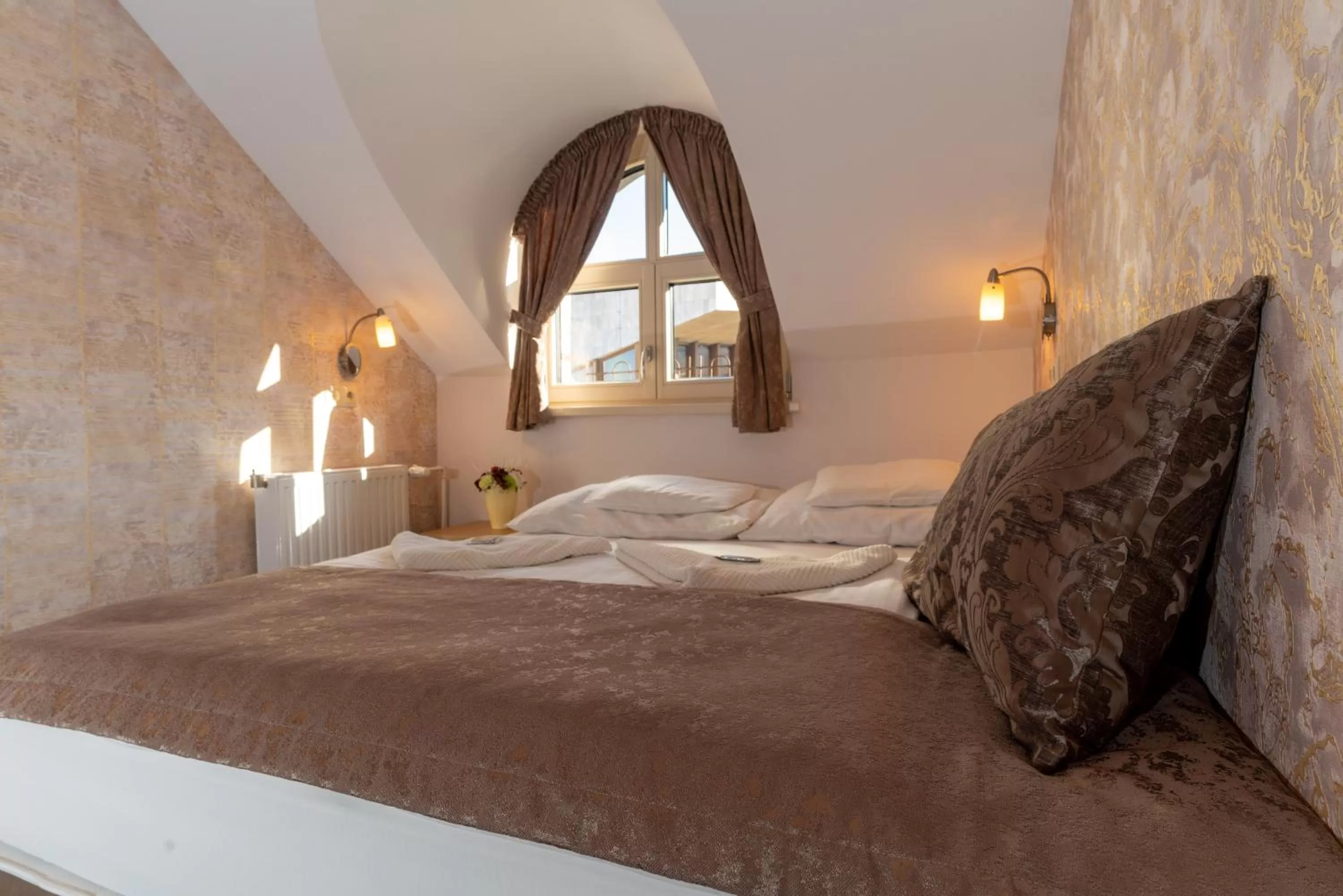 Photo of the whole room, Bed in Teátrum Boutique Hotel