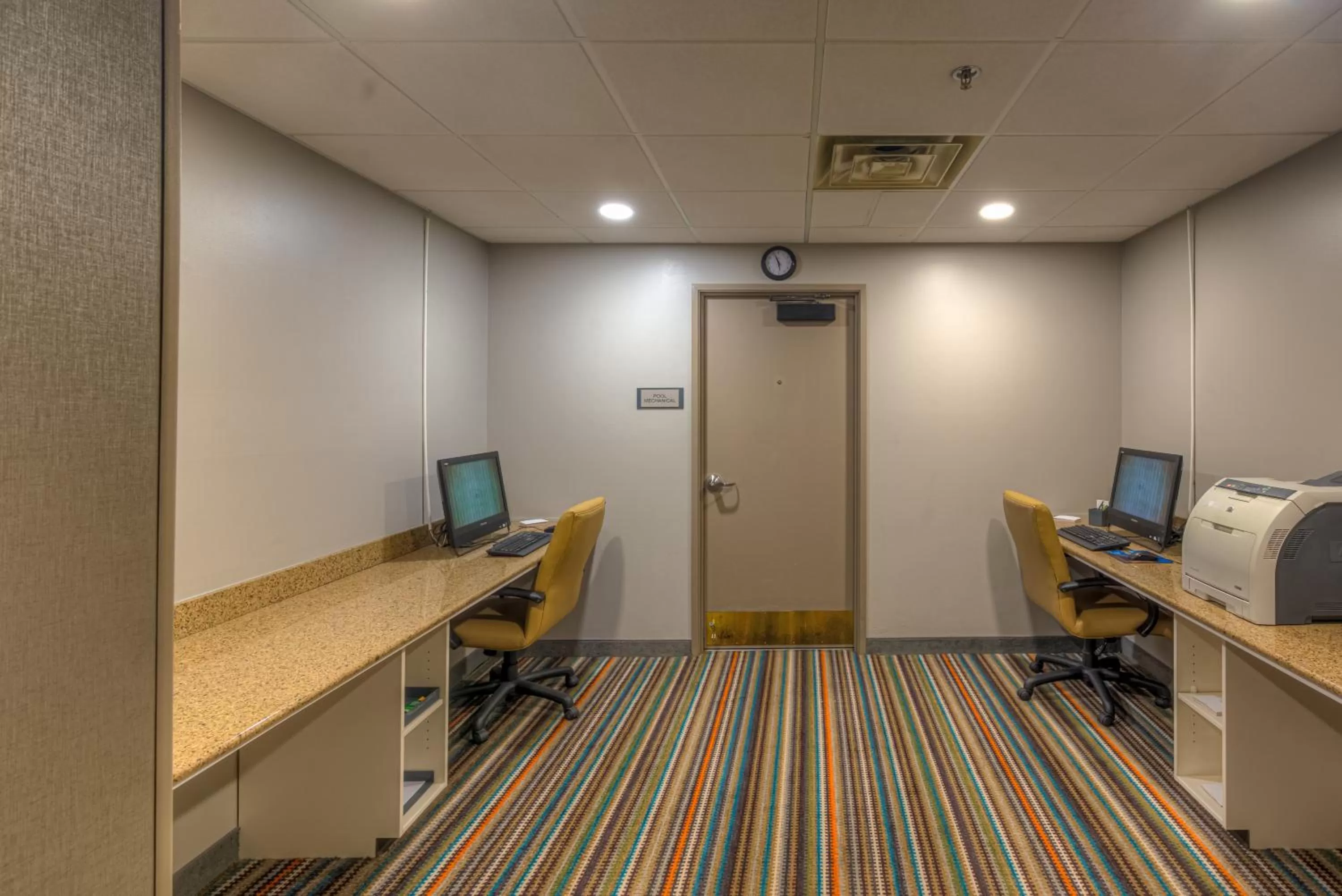 Business facilities in Country Inn & Suites by Radisson, Crystal Lake, IL
