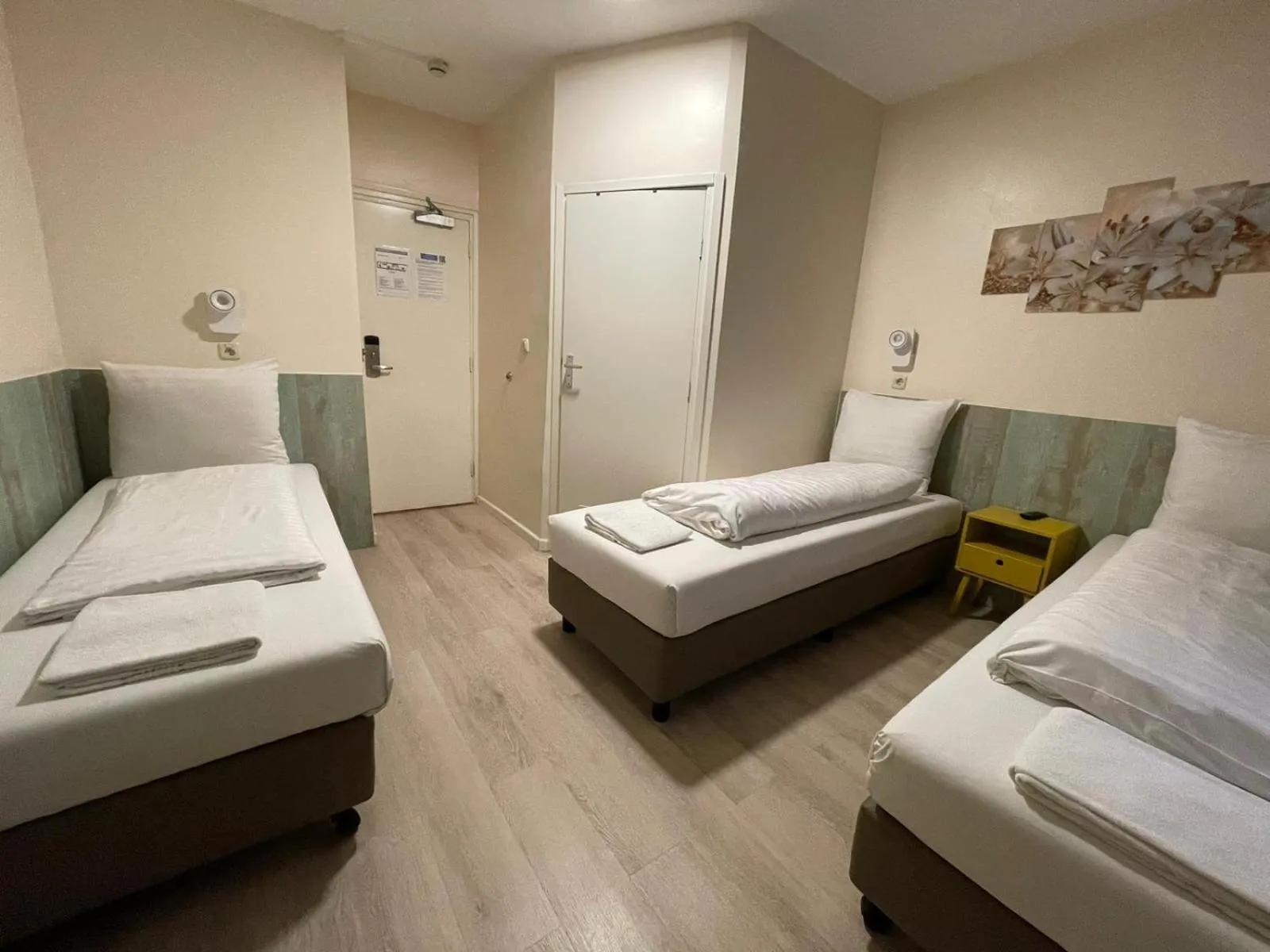 Photo of the whole room, Bed in Hotel Damrak Inn