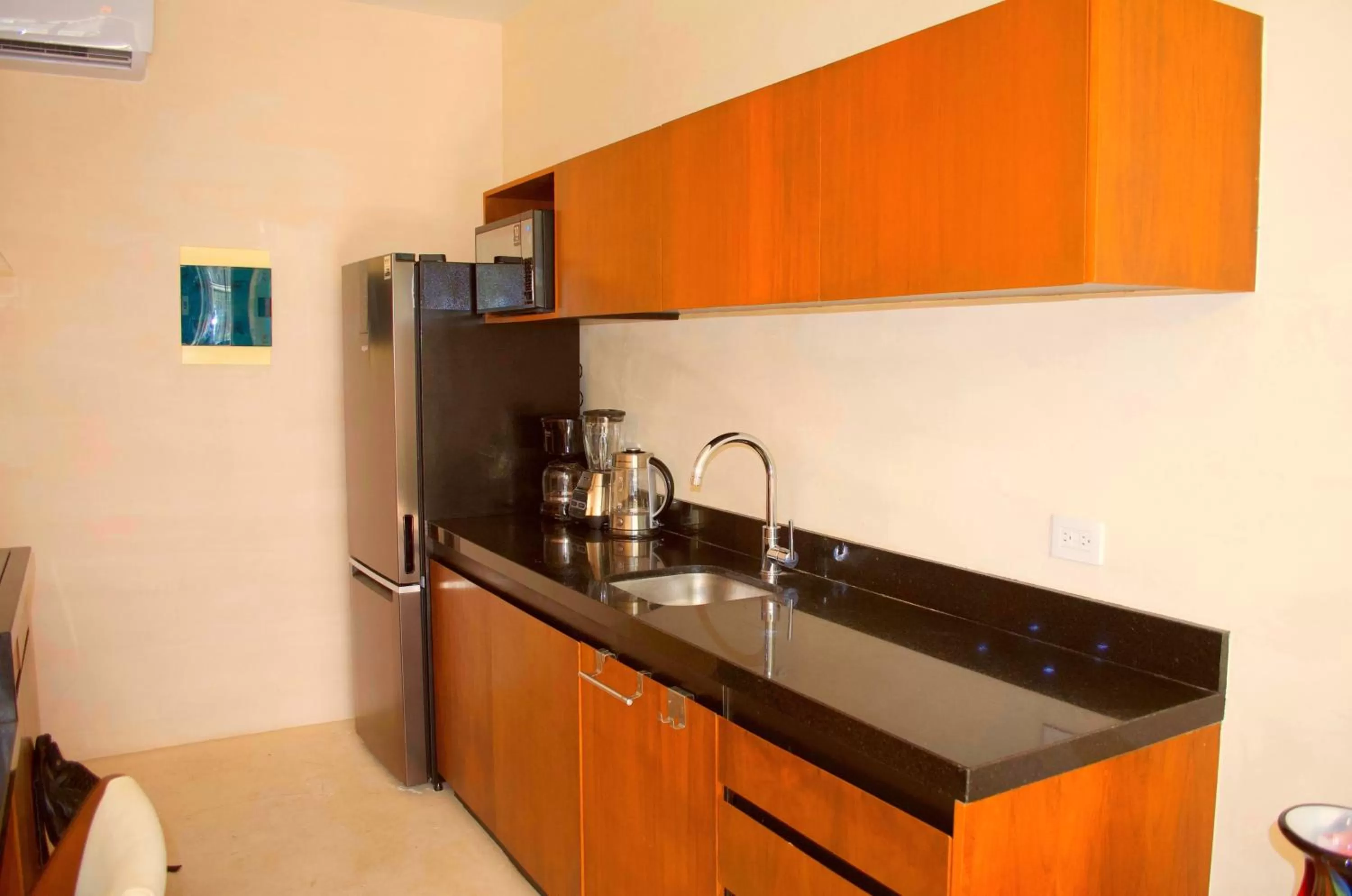 Coffee/tea facilities, Kitchen/Kitchenette in Gardens Coba - Luxury Cardinal