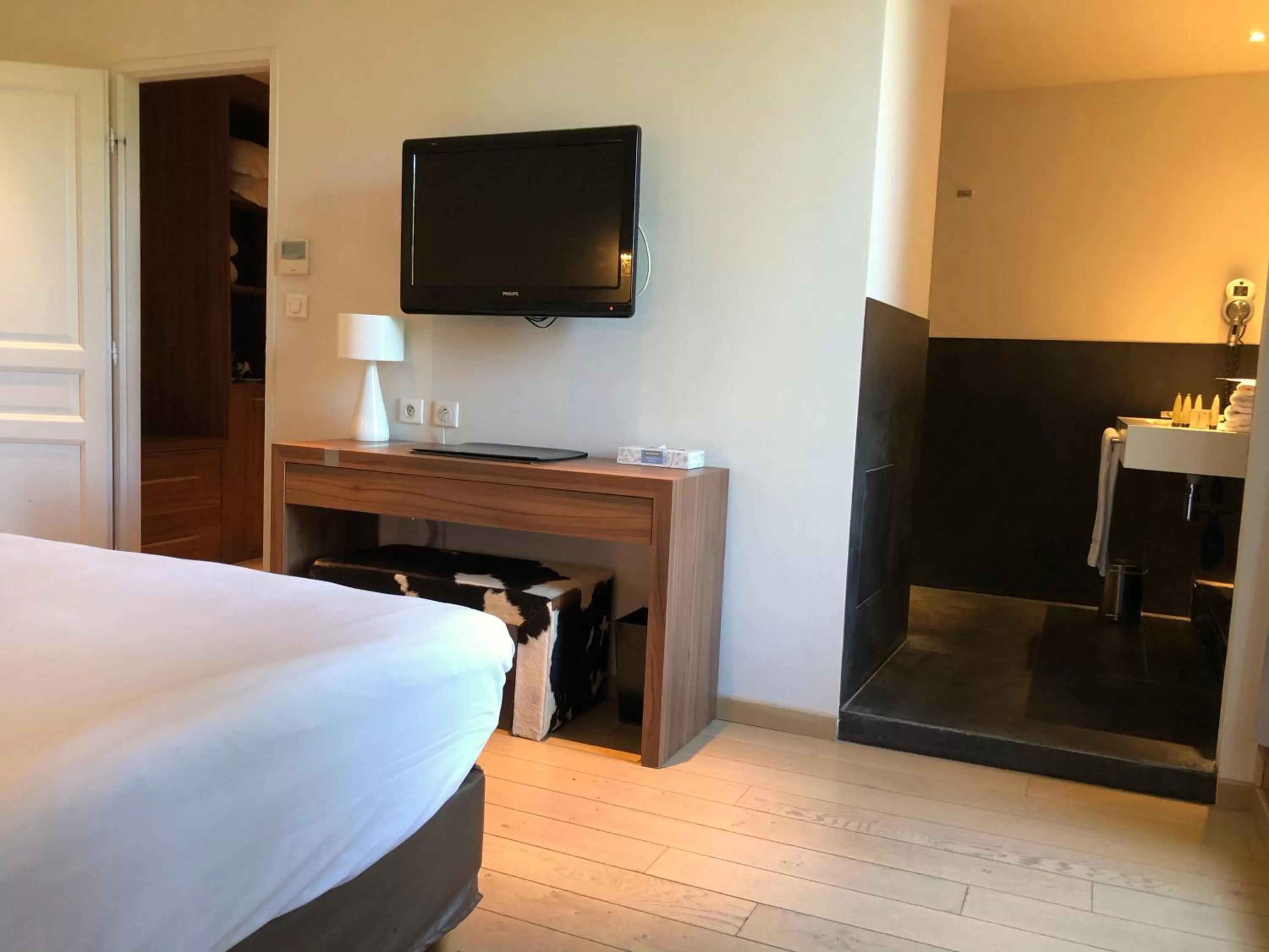 Photo of the whole room, Bed in Le Pré du Moulin - Maison Alonso - Hôtel & Restaurant