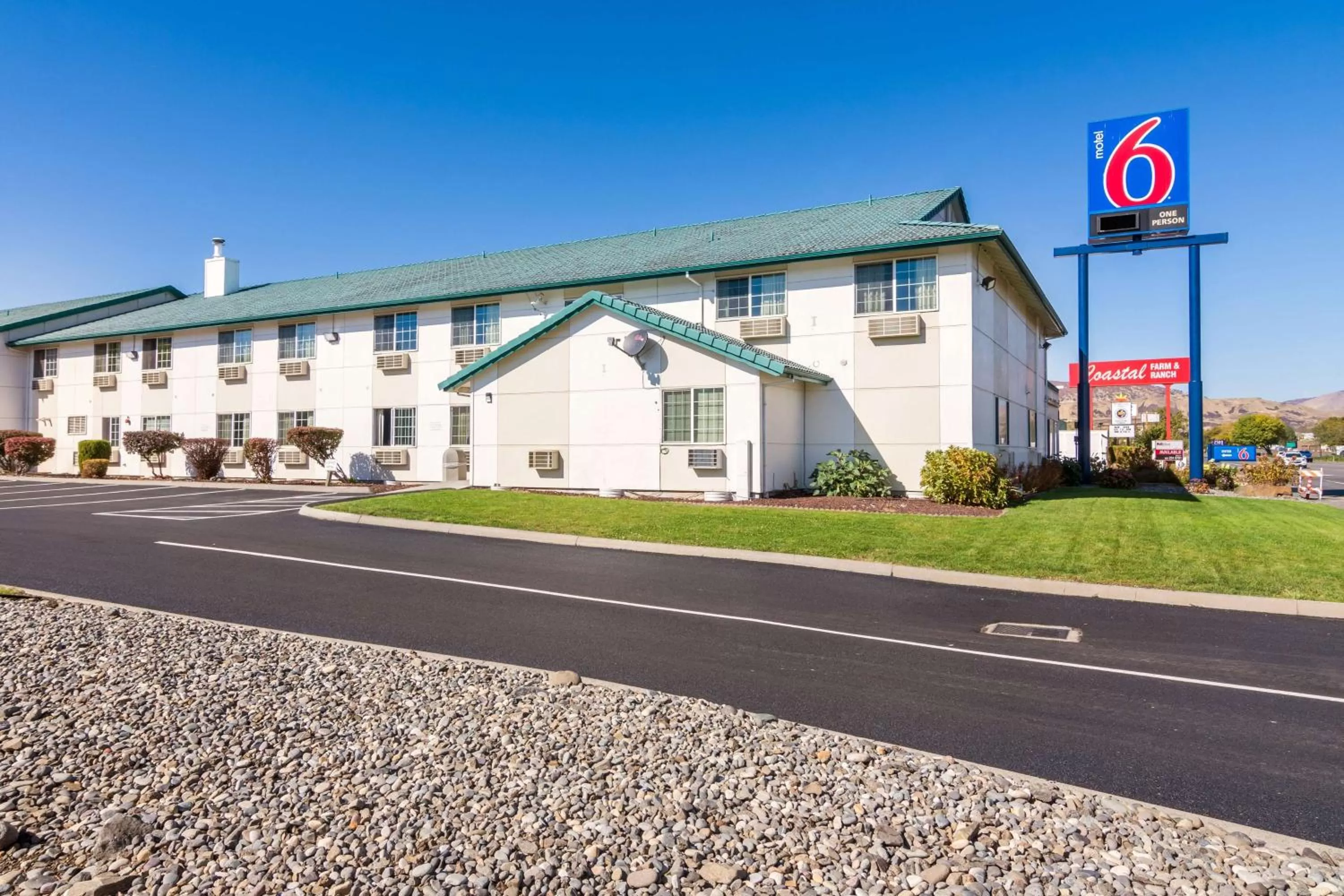 Property building in Motel 6-The Dalles, OR