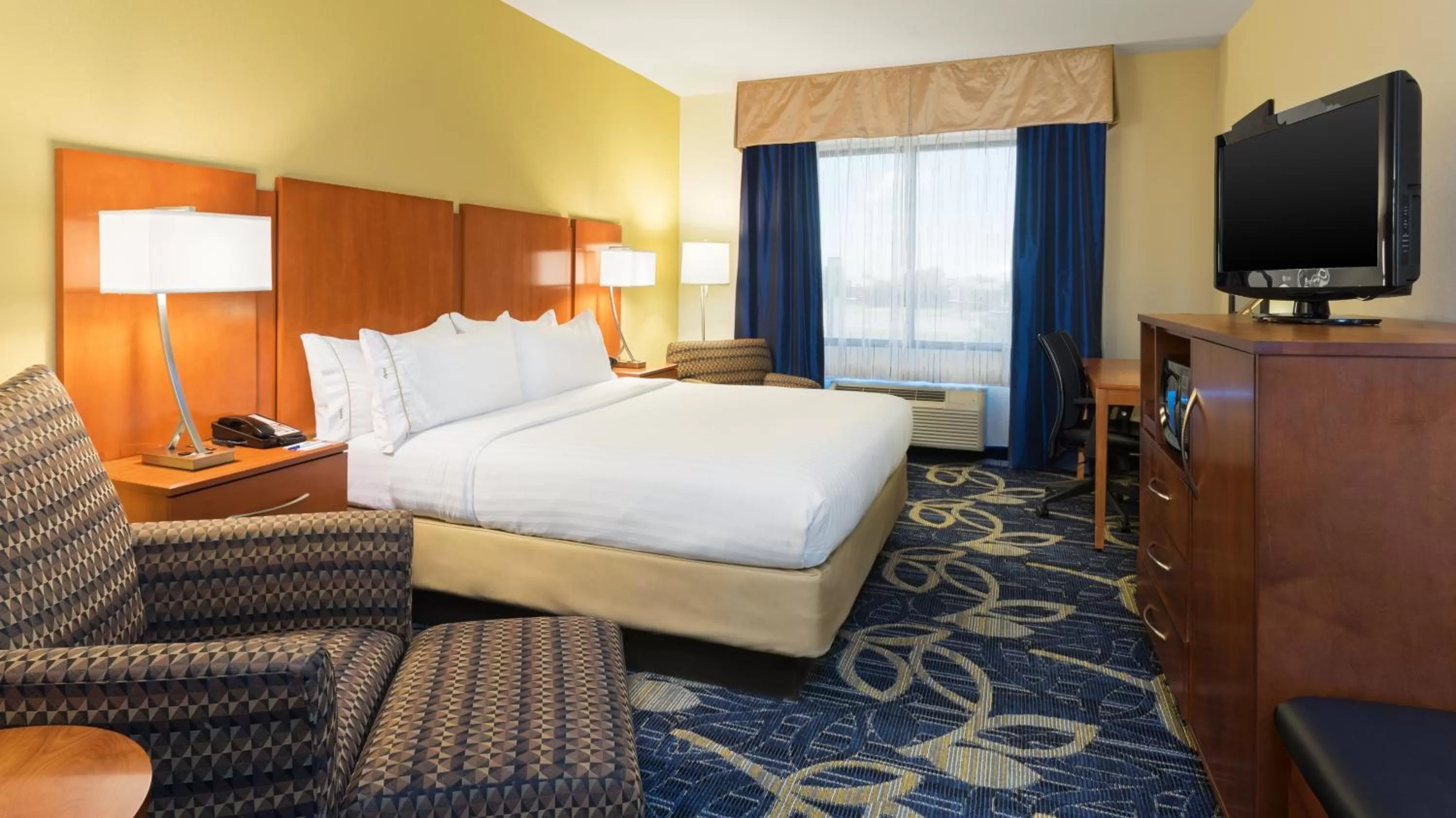 Photo of the whole room, Bed in Holiday Inn Express & Suites Midland Loop 250 by IHG