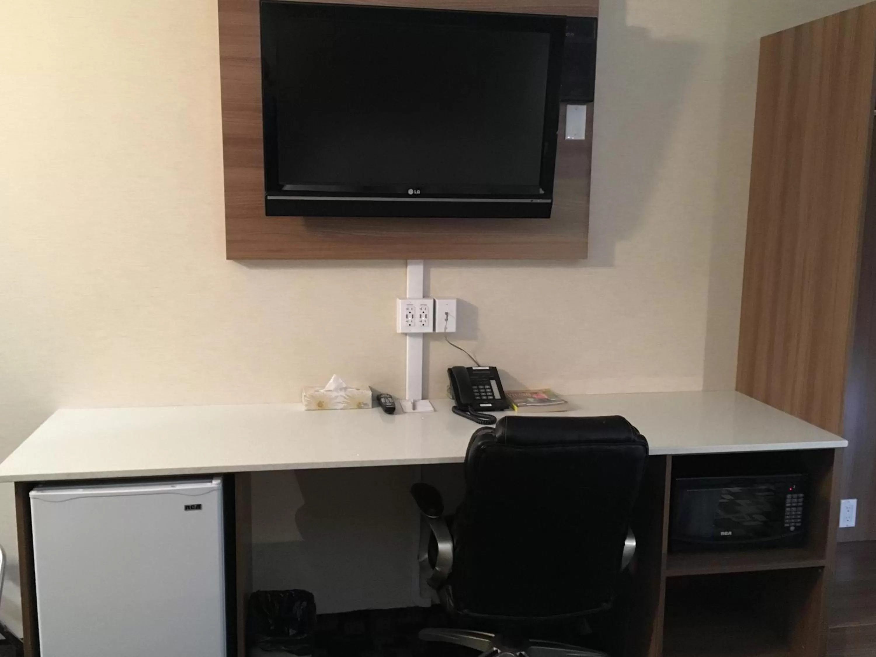 TV and multimedia in Baymont by Wyndham Medicine Hat