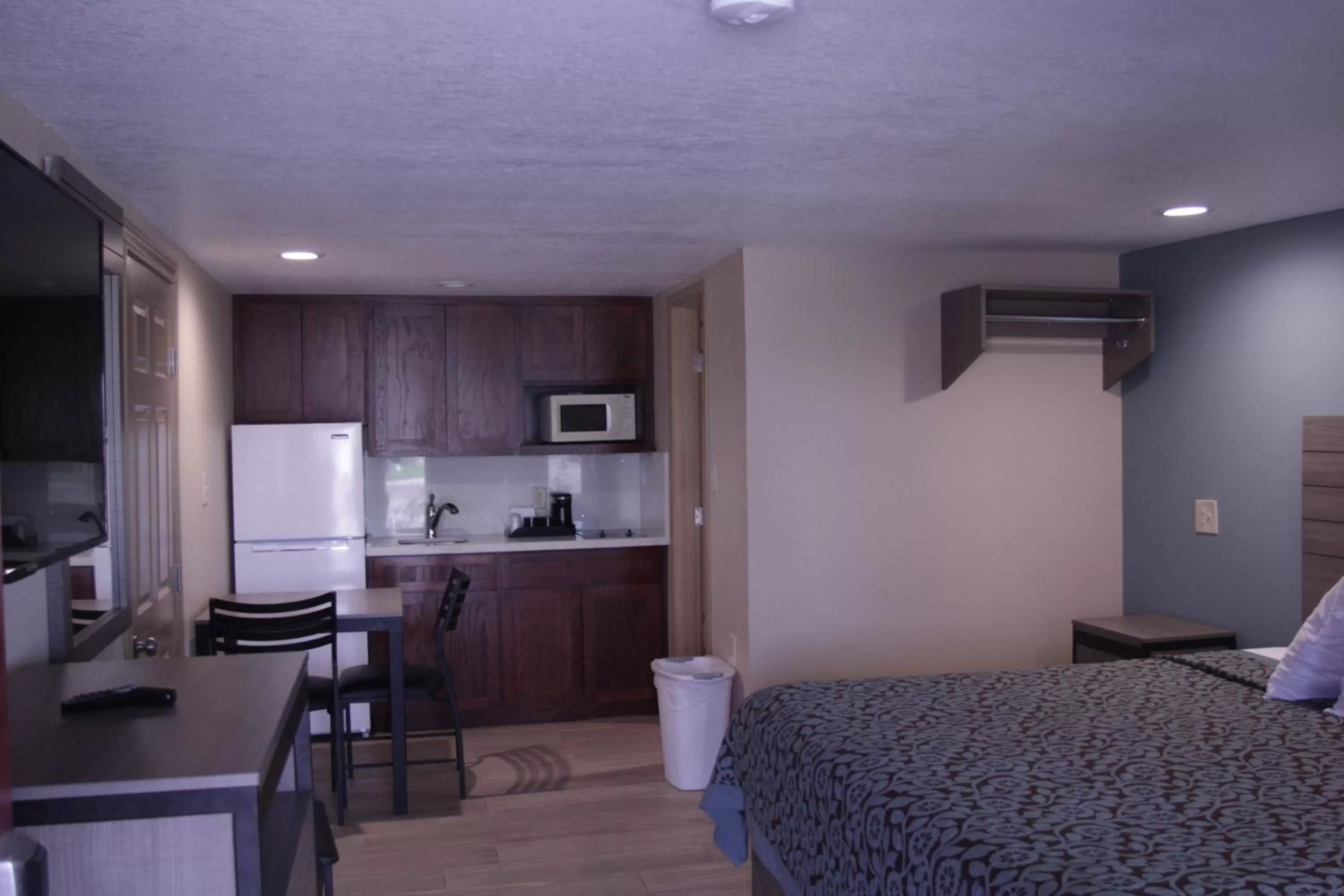 Coffee/tea facilities, Bed in Americas Best Value Inn Port Aransas