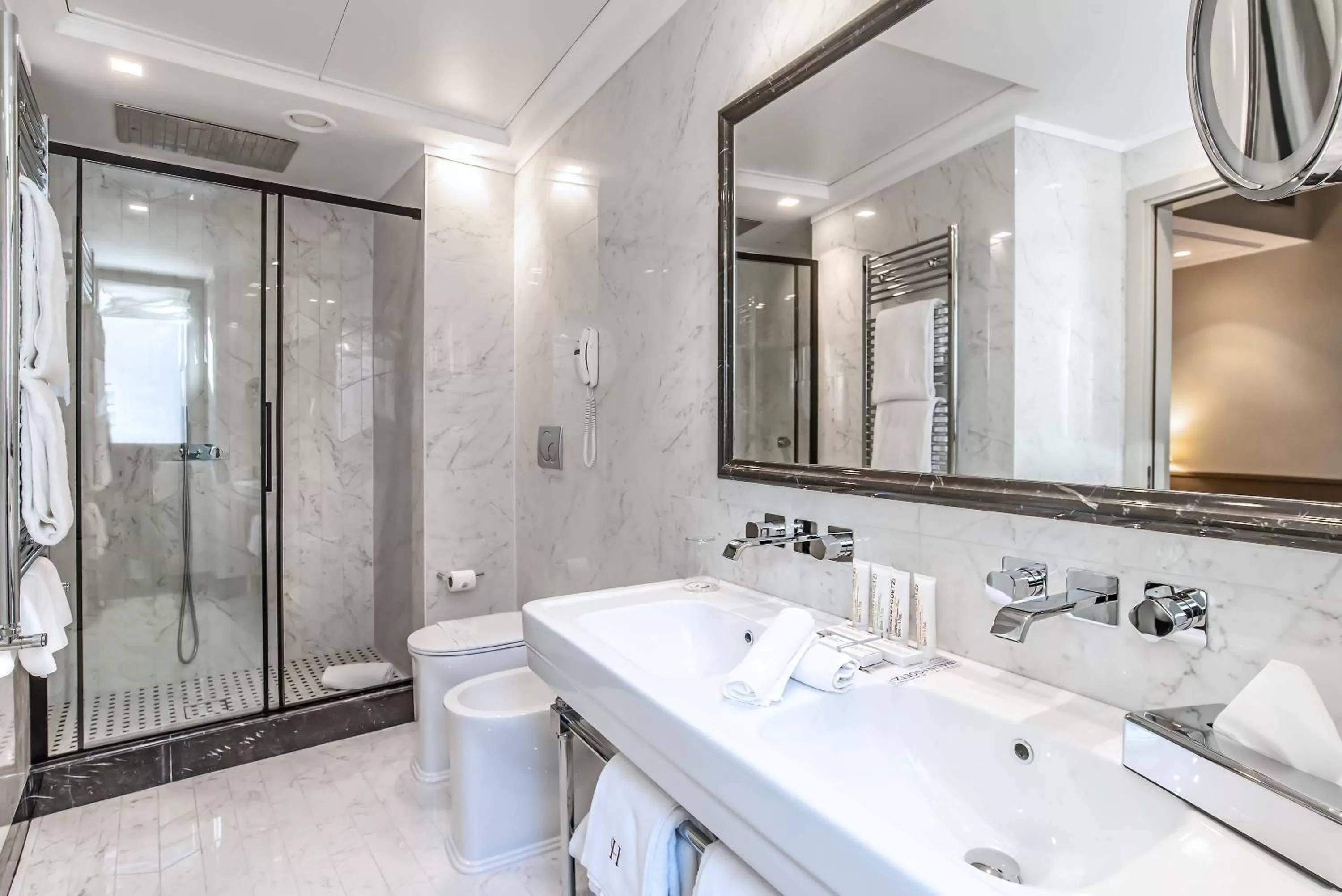 Bathroom in Hotel Lunetta