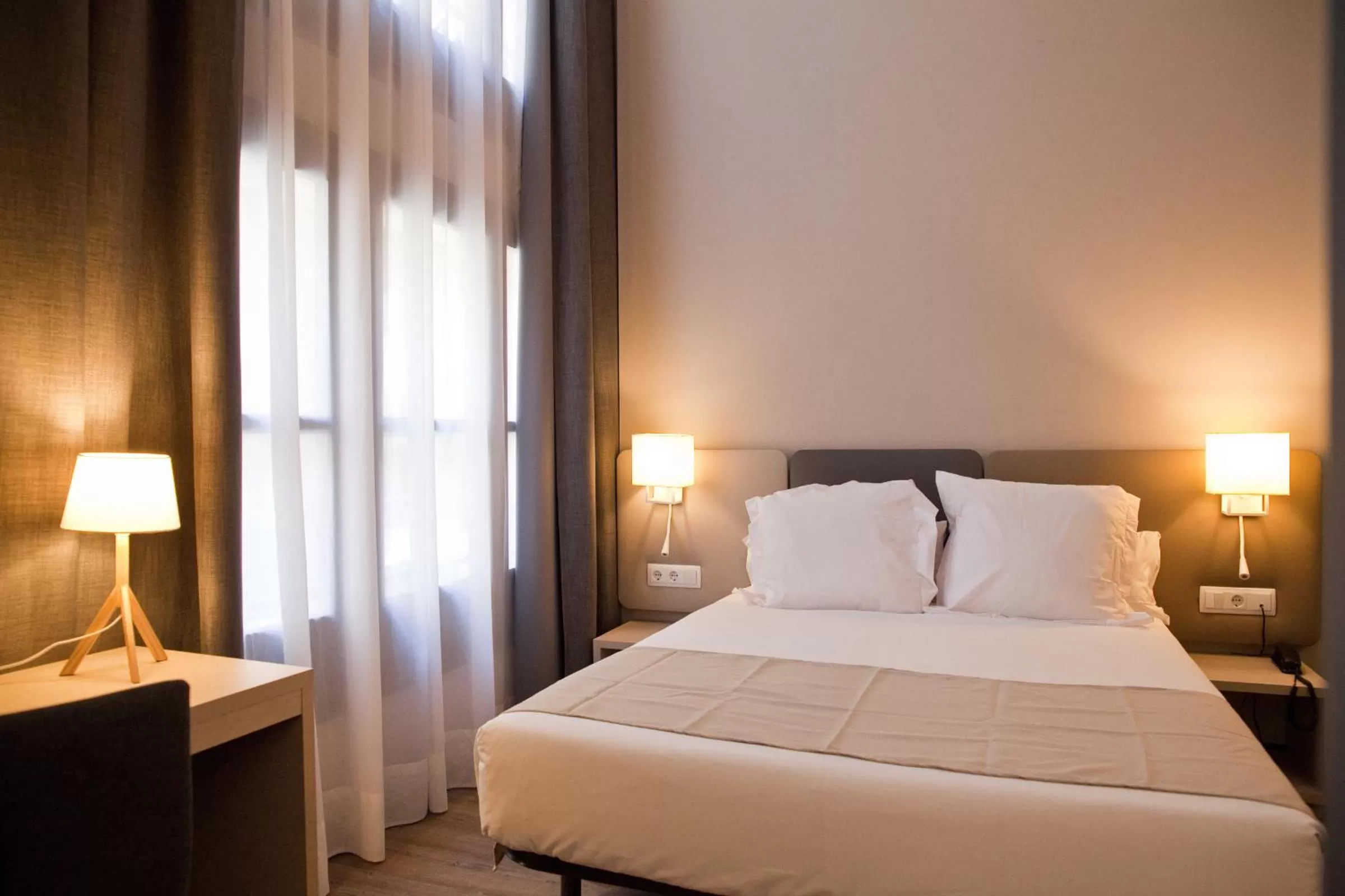 Photo of the whole room, Bed in May Ramblas Hotel