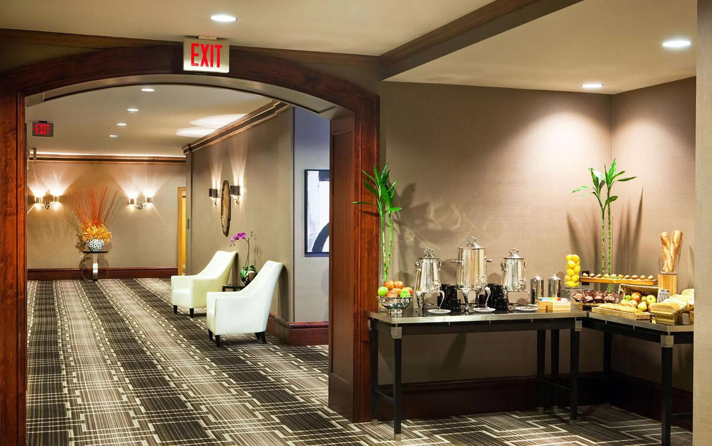 Dining area in Hilton Short Hills