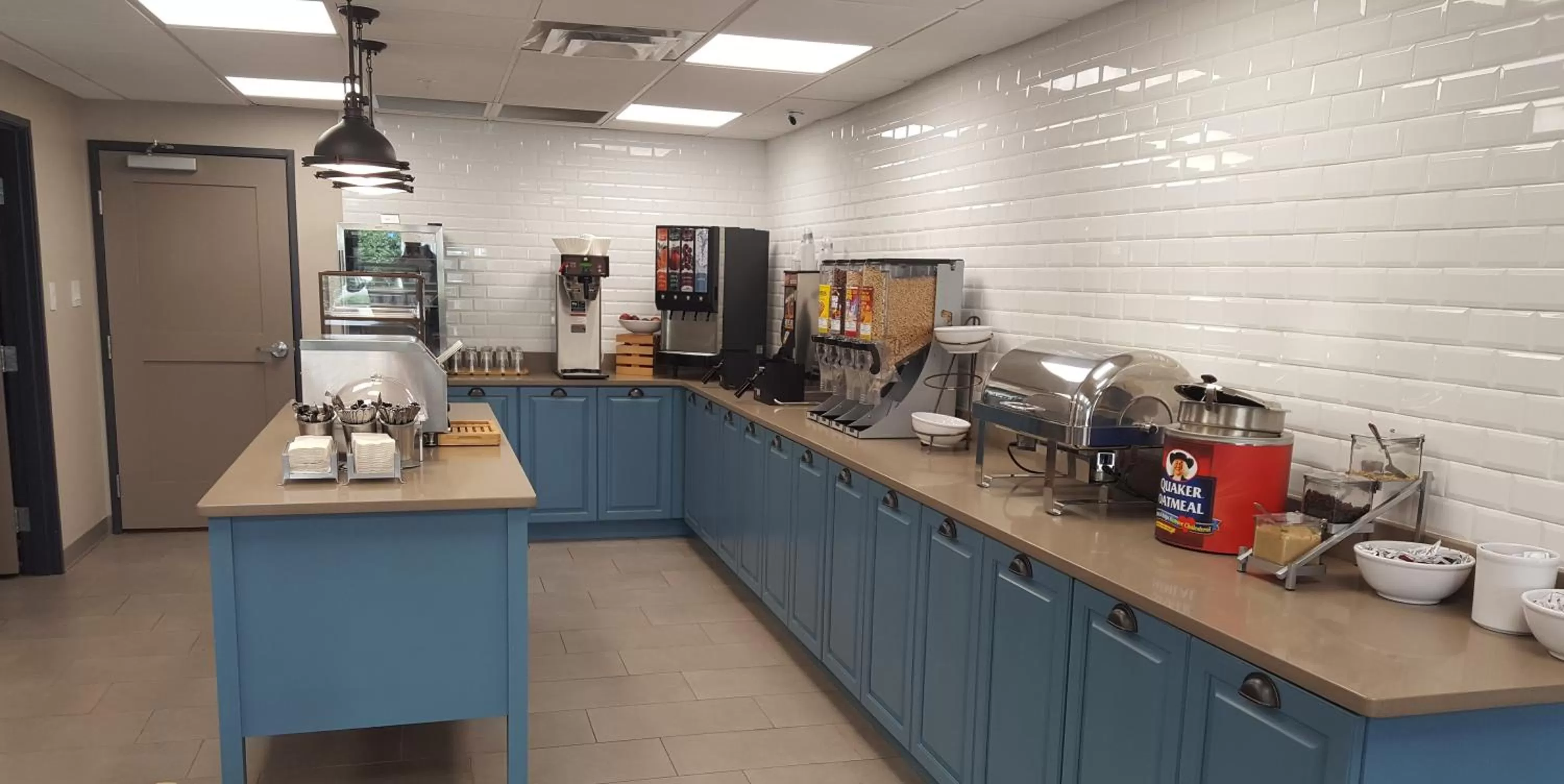 Breakfast in Country Inn & Suites by Radisson, Savannah Midtown, GA