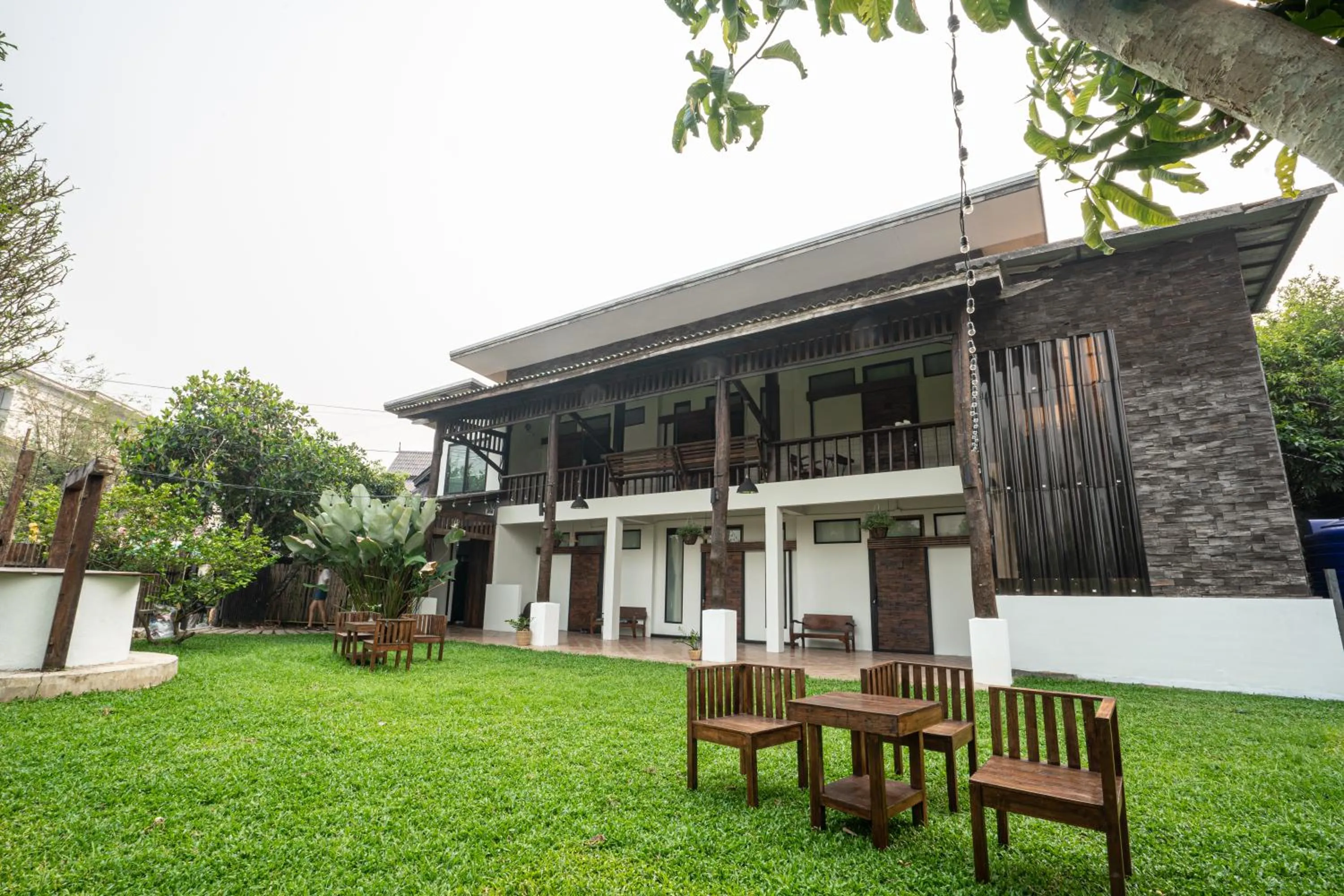 croissant hotel and cafe