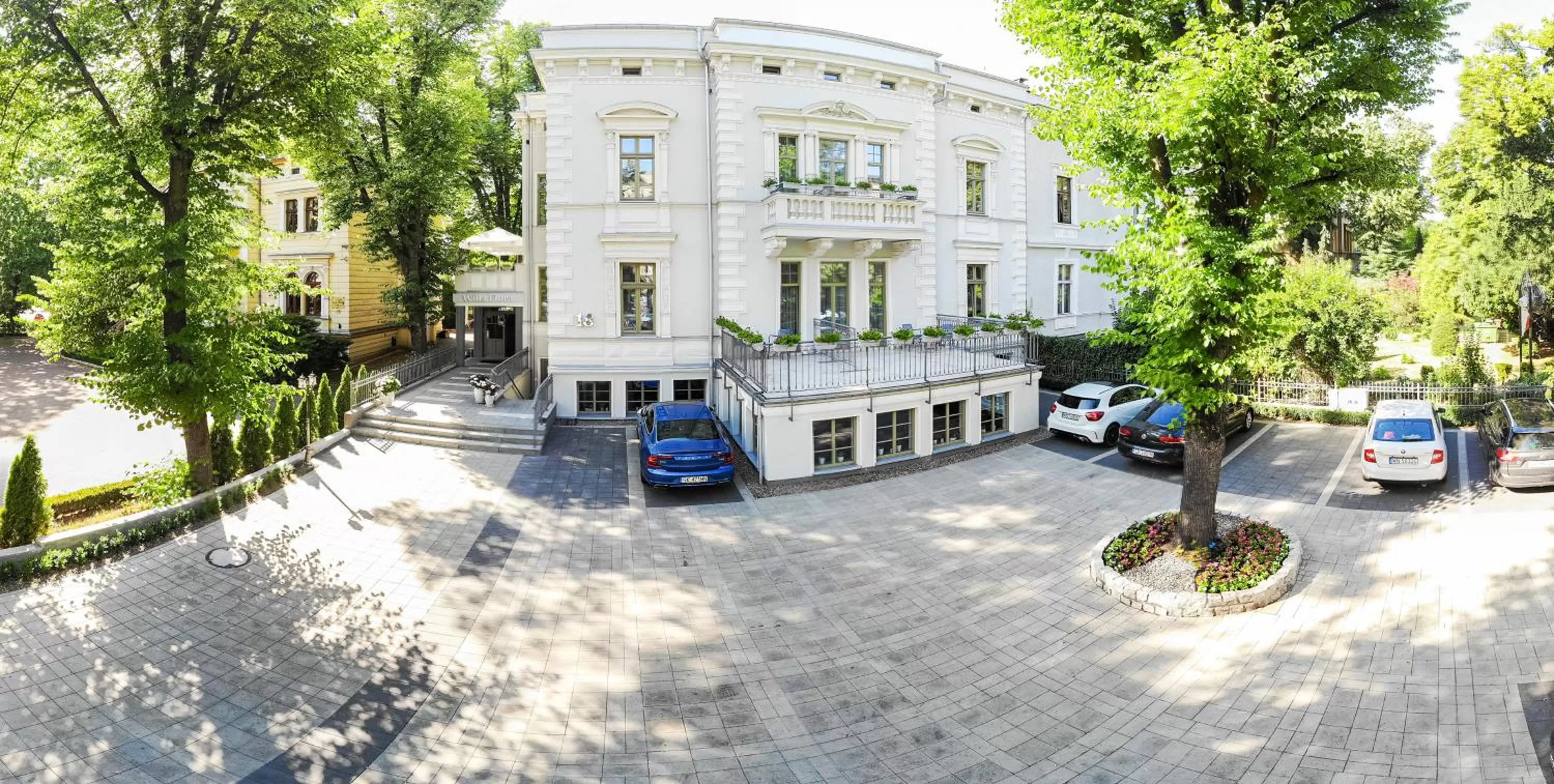 Property building in Hotel Willa Flora