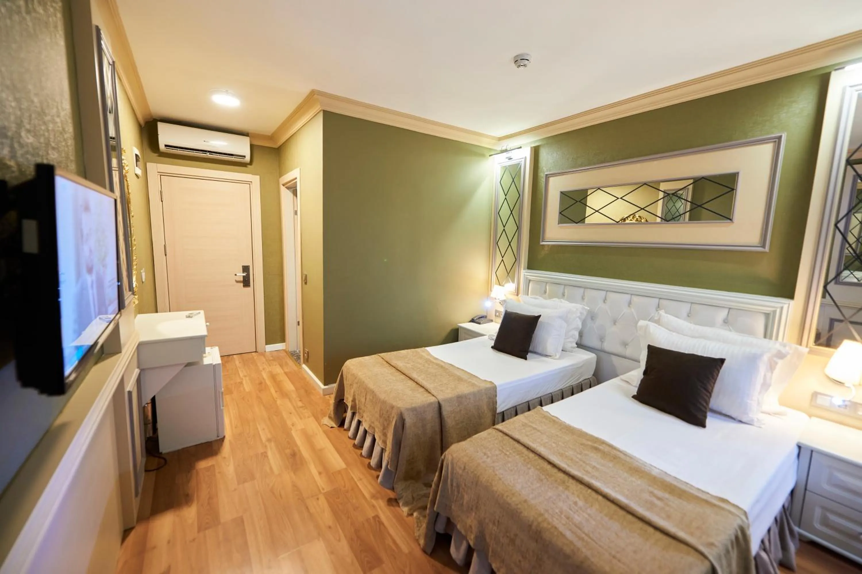 Photo of the whole room, Bed in Sunlight Hotel