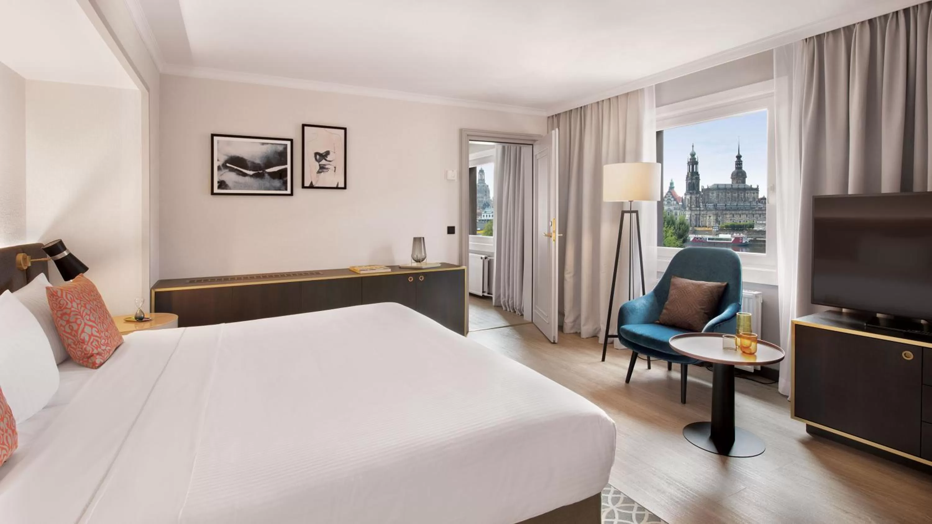 City view, Bed in Bilderberg Bellevue Hotel Dresden