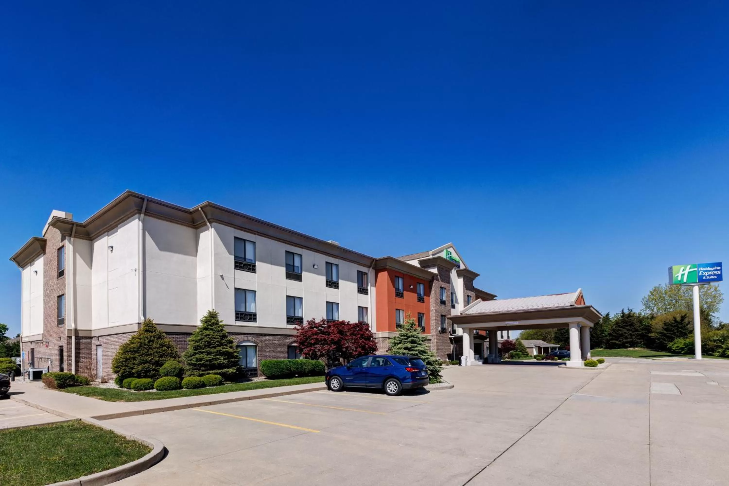 Property building in Holiday Inn Express & Suites Shelbyville Indianapolis by IHG