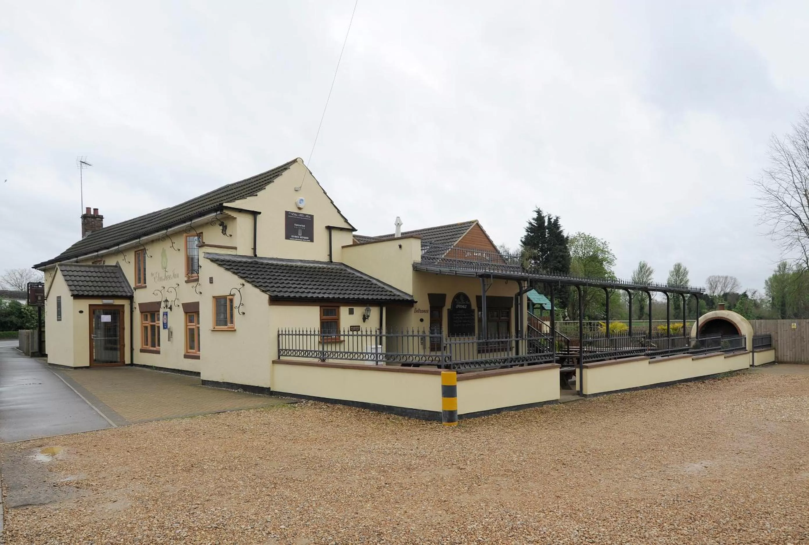 Facade/entrance in The Elm Tree Inn