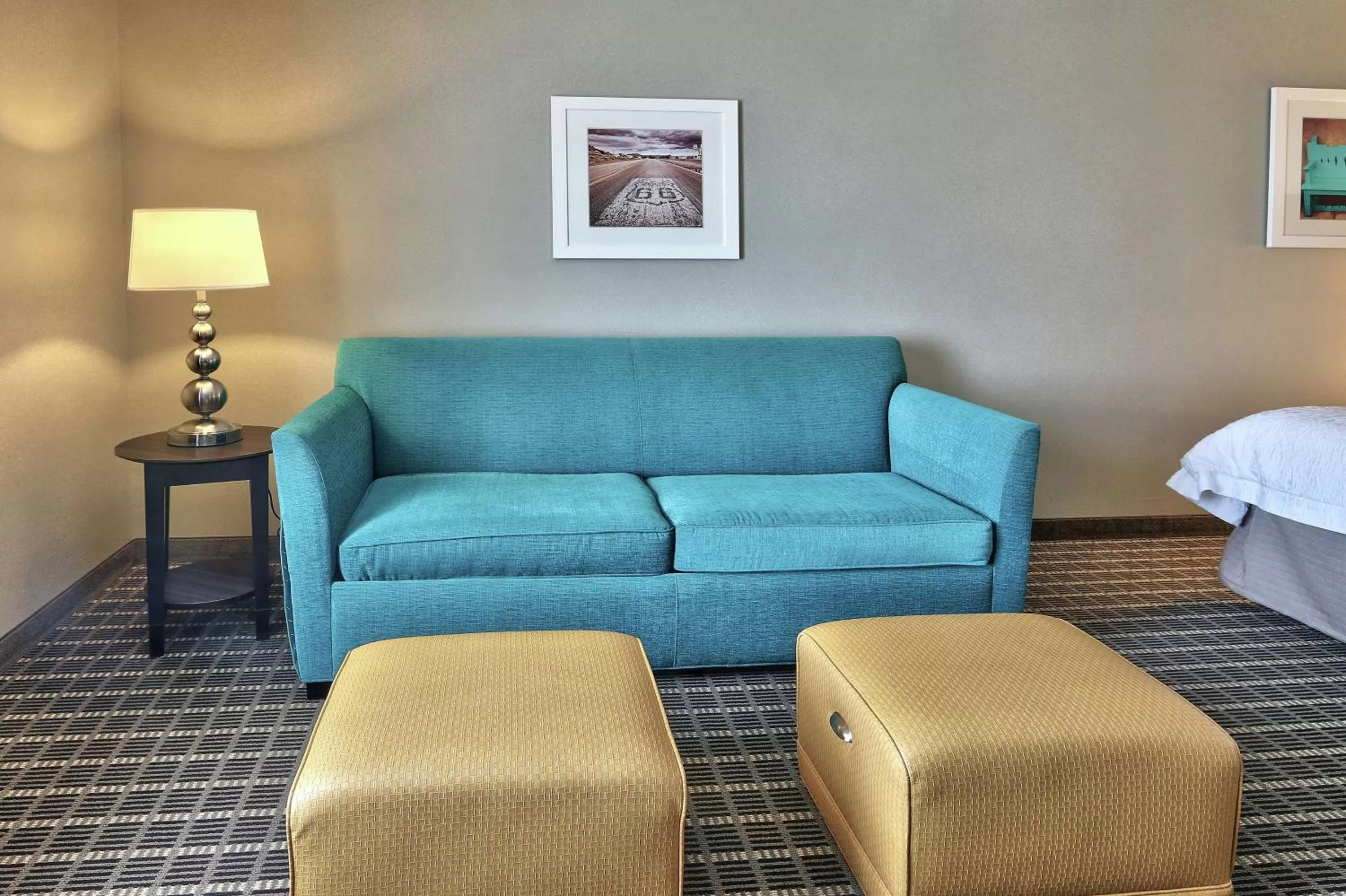 Living room, Bed in Hampton Inn & Suites Albuquerque Airport