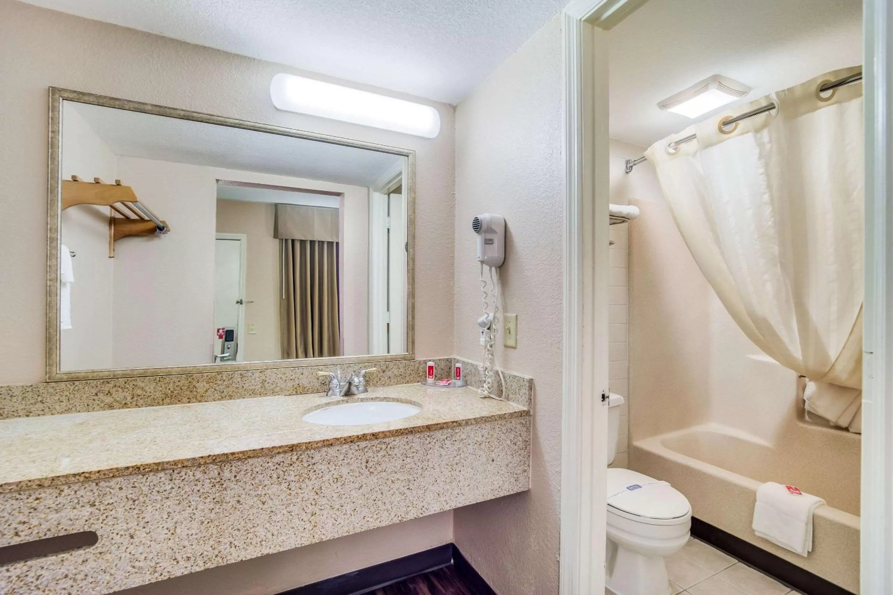 Bathroom in Econo Lodge Walterboro I-95