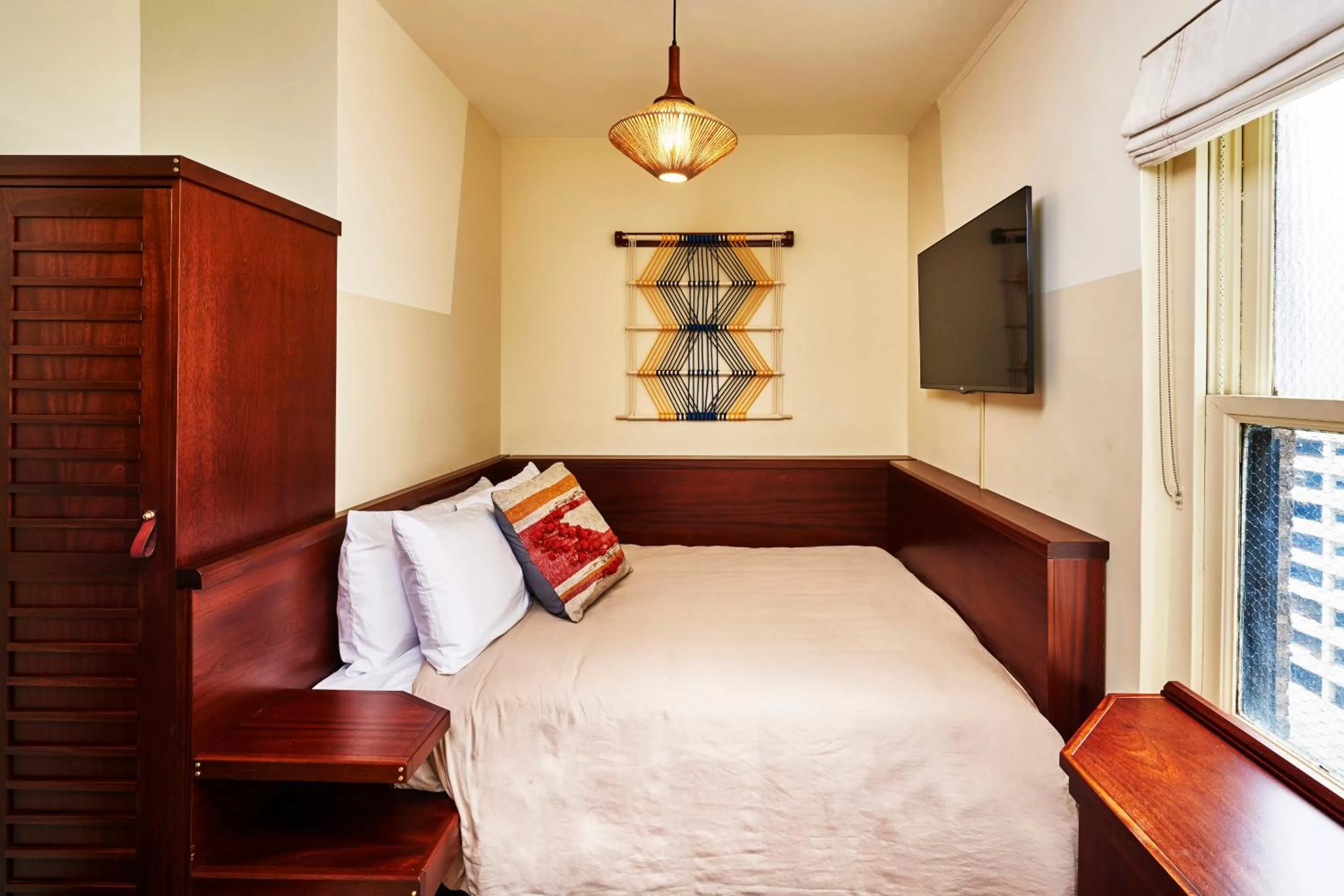 TV and multimedia, Bed in Freehand Chicago