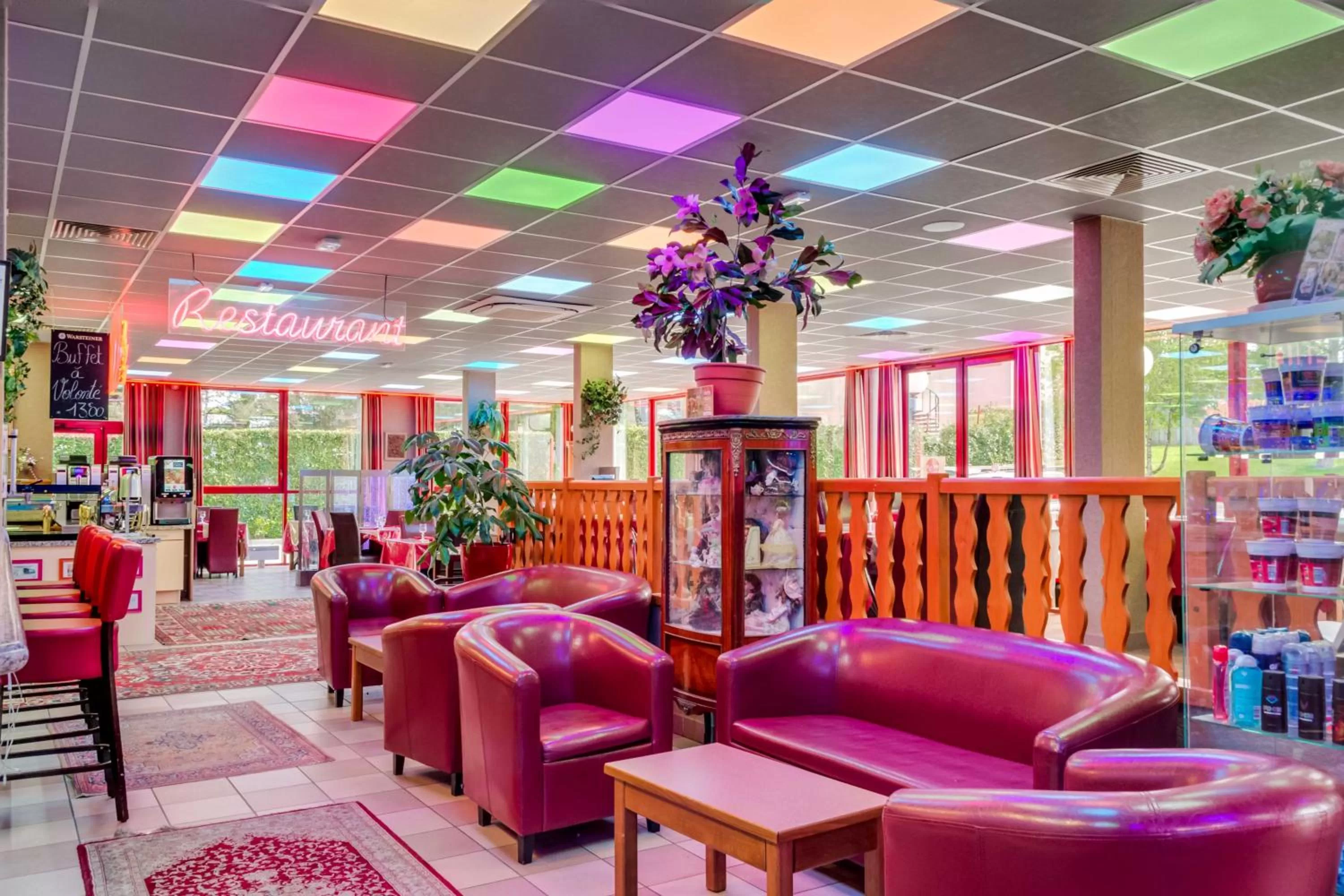 Lobby or reception in Hôtel Siatel Besançon Chateaufarine