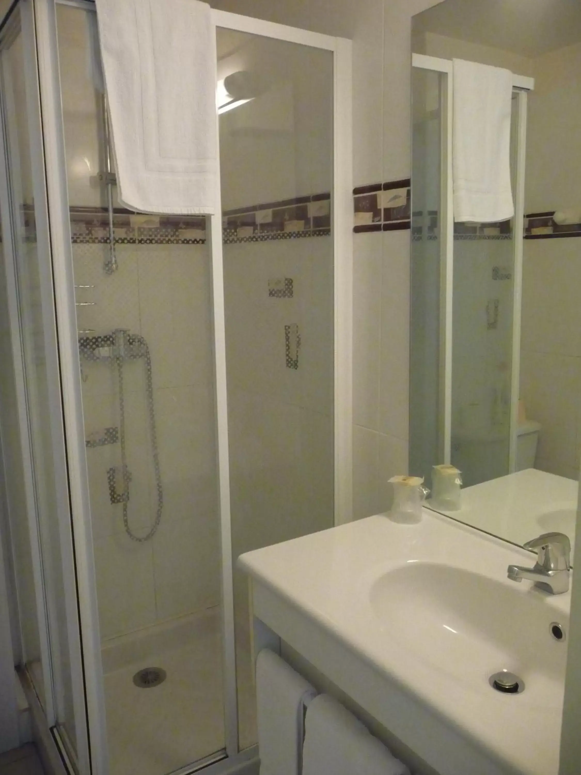 Twin Room - single occupancy in Hôtel Les Tilleuls de Pareloup à Salles-Curan Twin Room - single occupancy in Hôtel Les Tilleuls de Pareloup à Salles-Curan