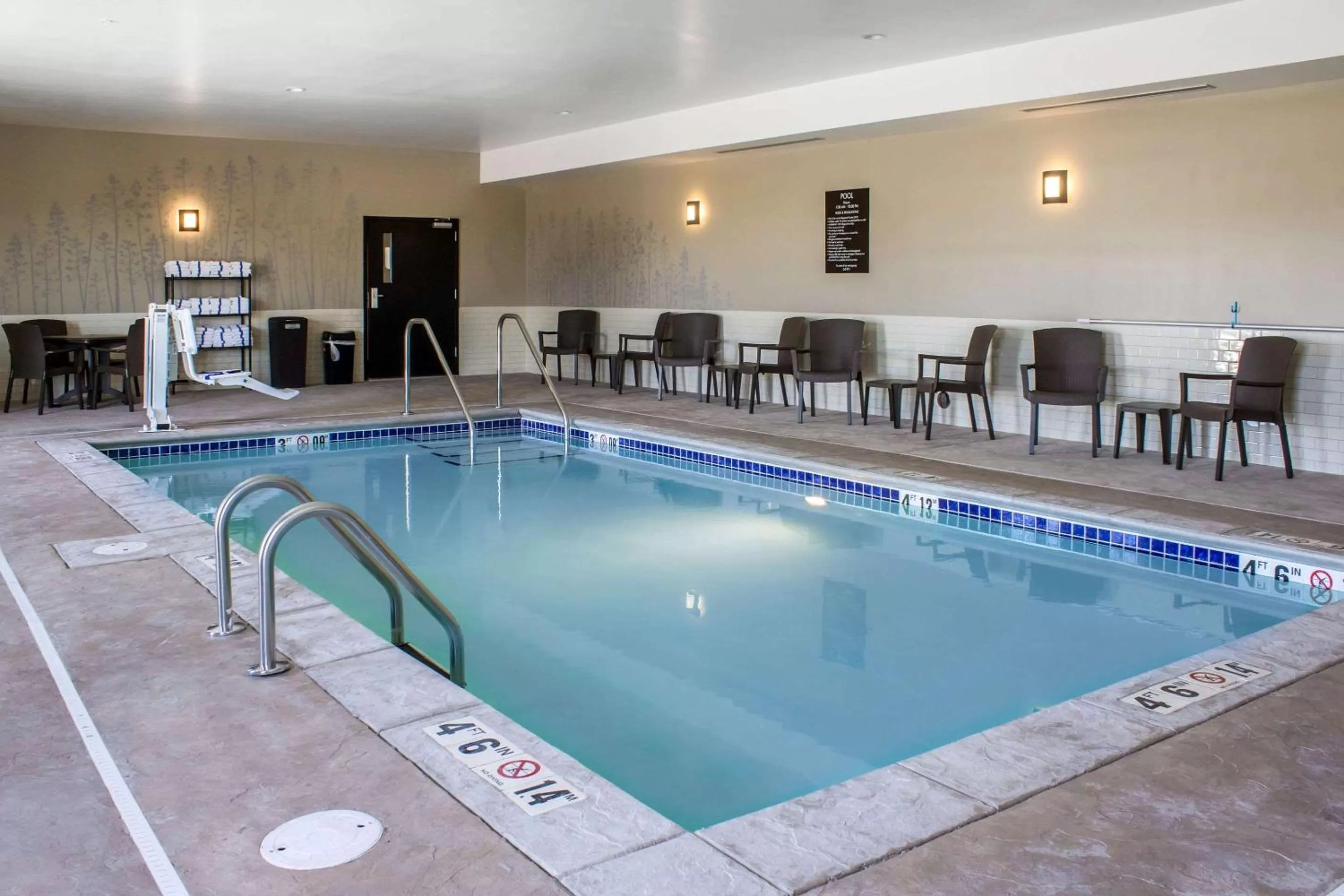 Swimming pool in Sleep Inn & Suites Fort Dodge