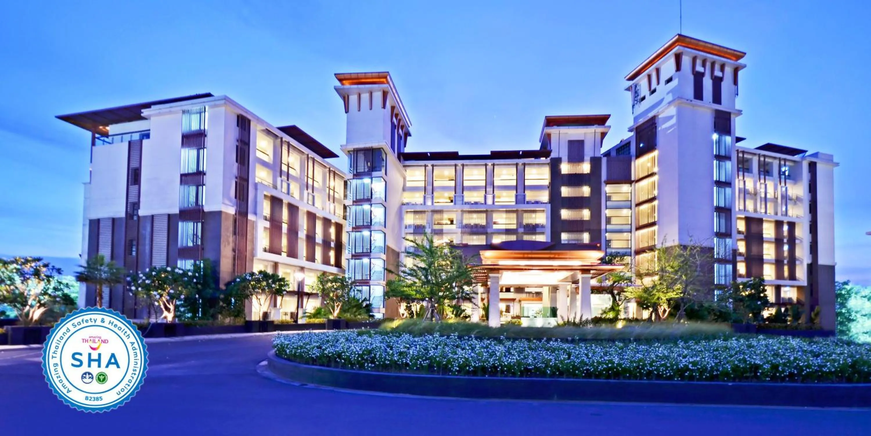 Property building in Summit Windmill Golf Suite Hotel at Suvarnabhumi